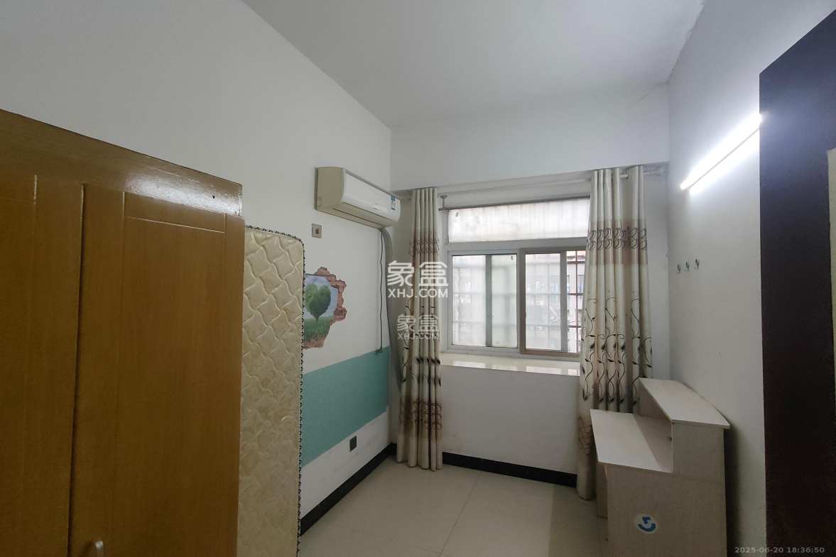 骑龙安置小区 4室1厅1卫 1300.0元/月 骑龙安置小区 4室1厅1卫 1300.0元/月室内图