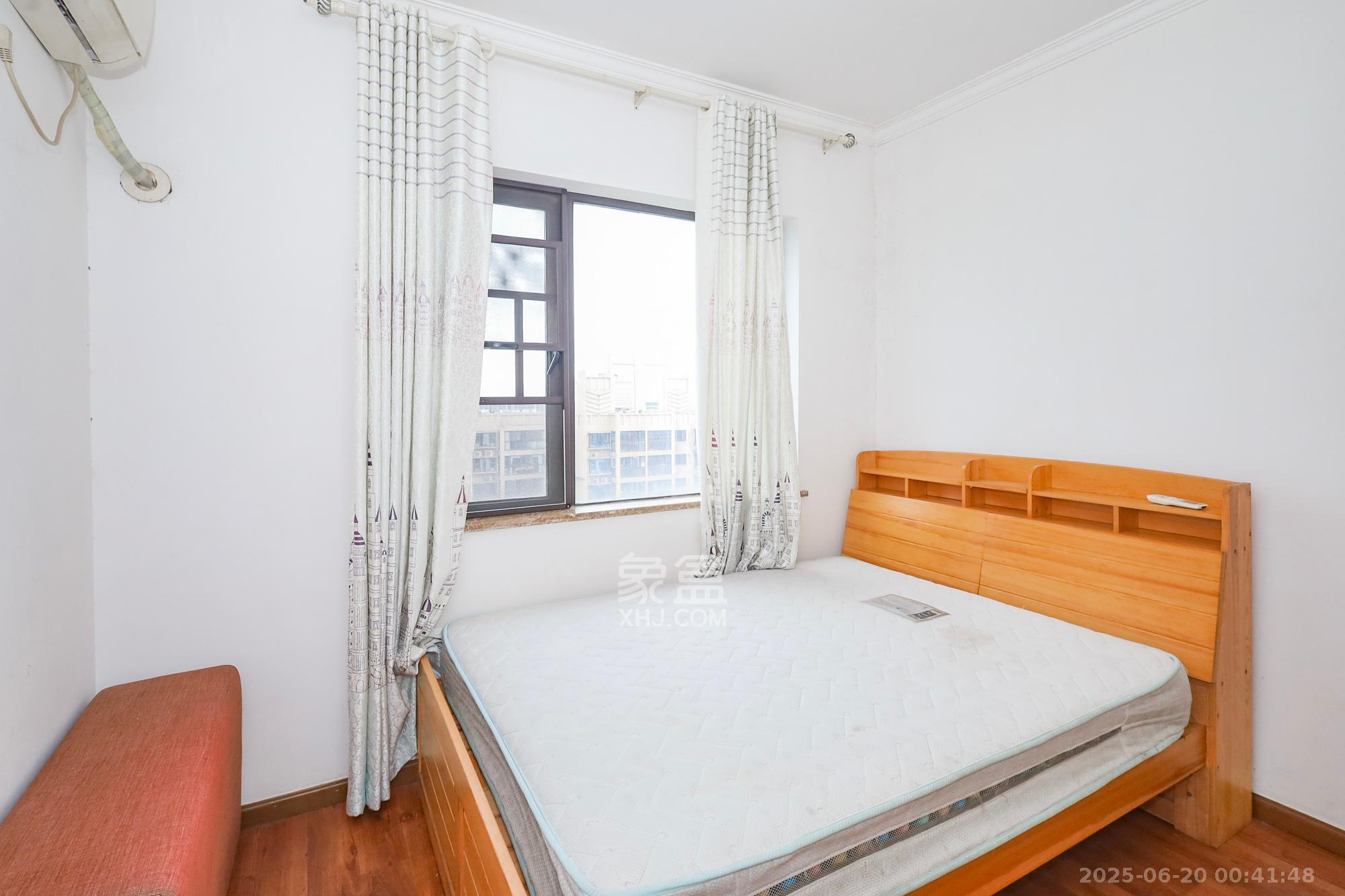 钰龙天下二期（钰龙佳园）  4室2厅2卫    300.0万卧室