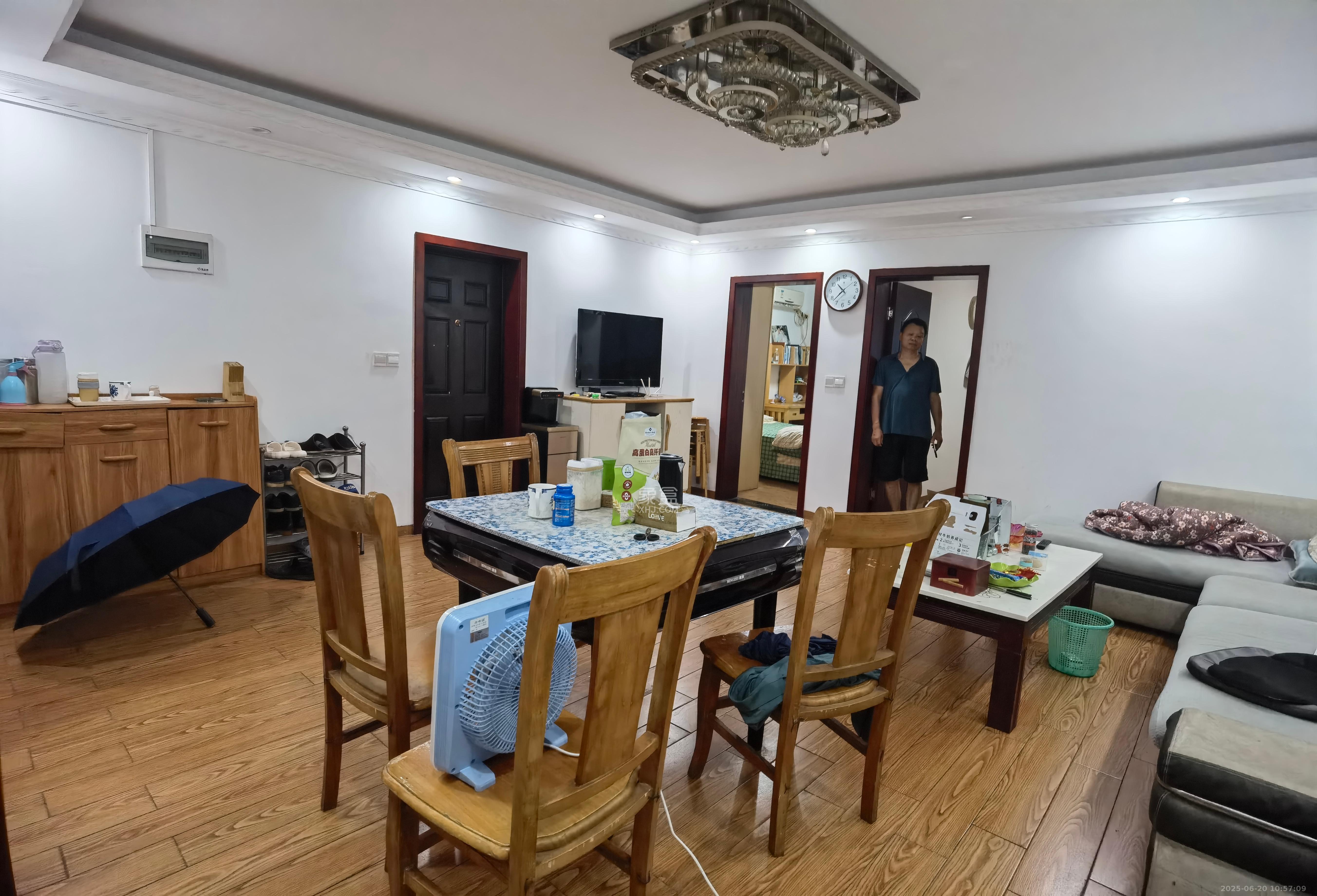 红旗综合安置楼  3室2厅1卫    2000.0元/月 红旗综合安置楼  3室2厅1卫    2000.0元/月室内图