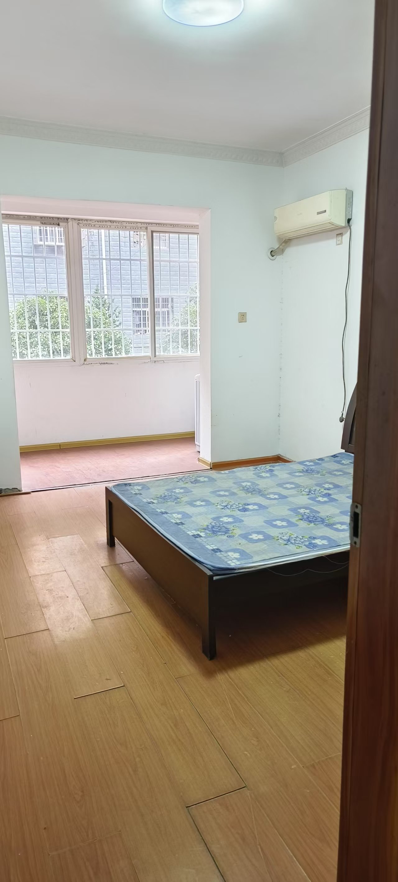 鸿都苑 4室2厅2卫 88.0万 鸿都苑 4室2厅2卫 88.0万客厅