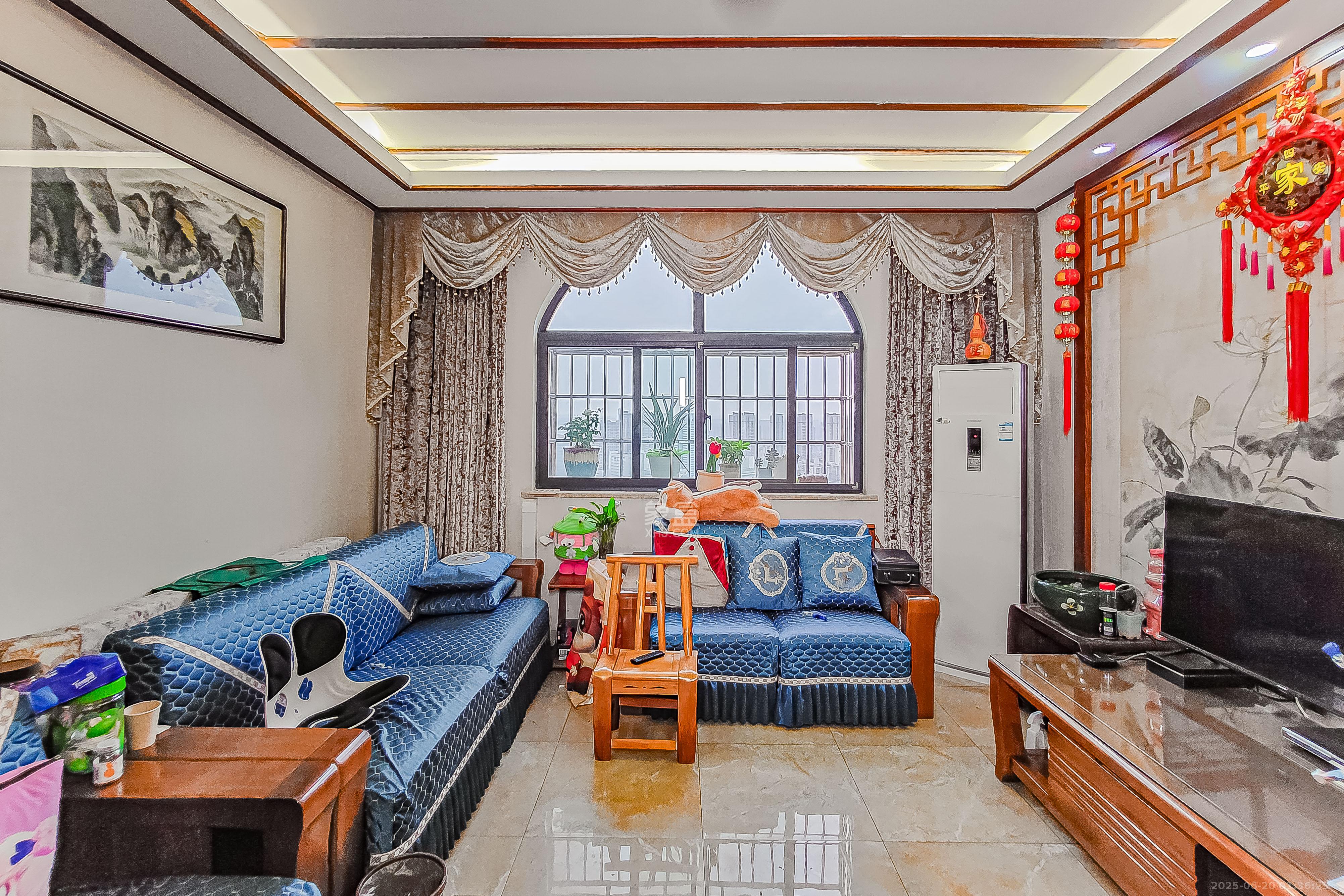 阳光锦城  3室2厅1卫    135.0万 阳光锦城  3室2厅1卫    135.0万客厅