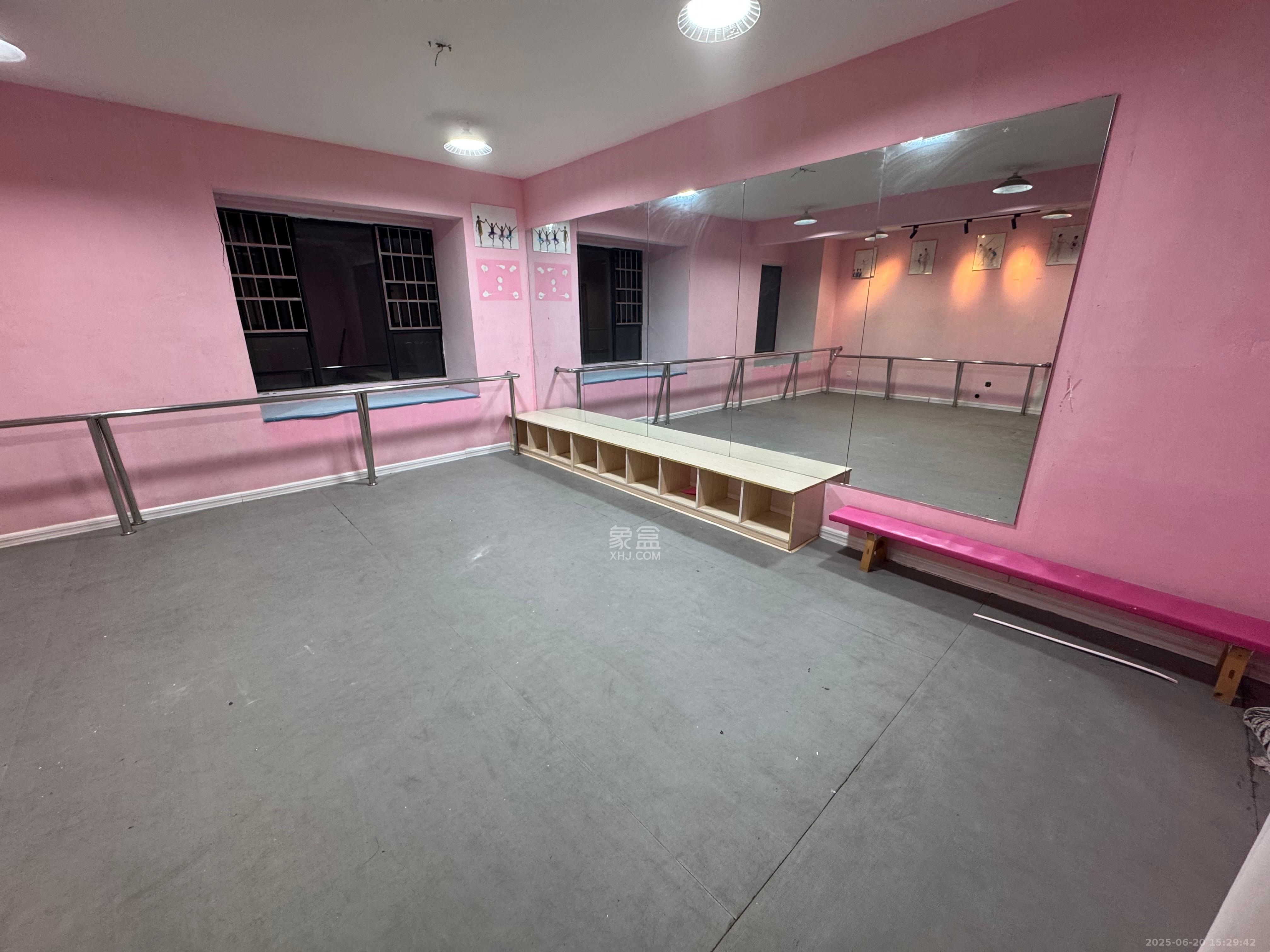 三一街区  4室2厅2卫   2500.00元/月室内图