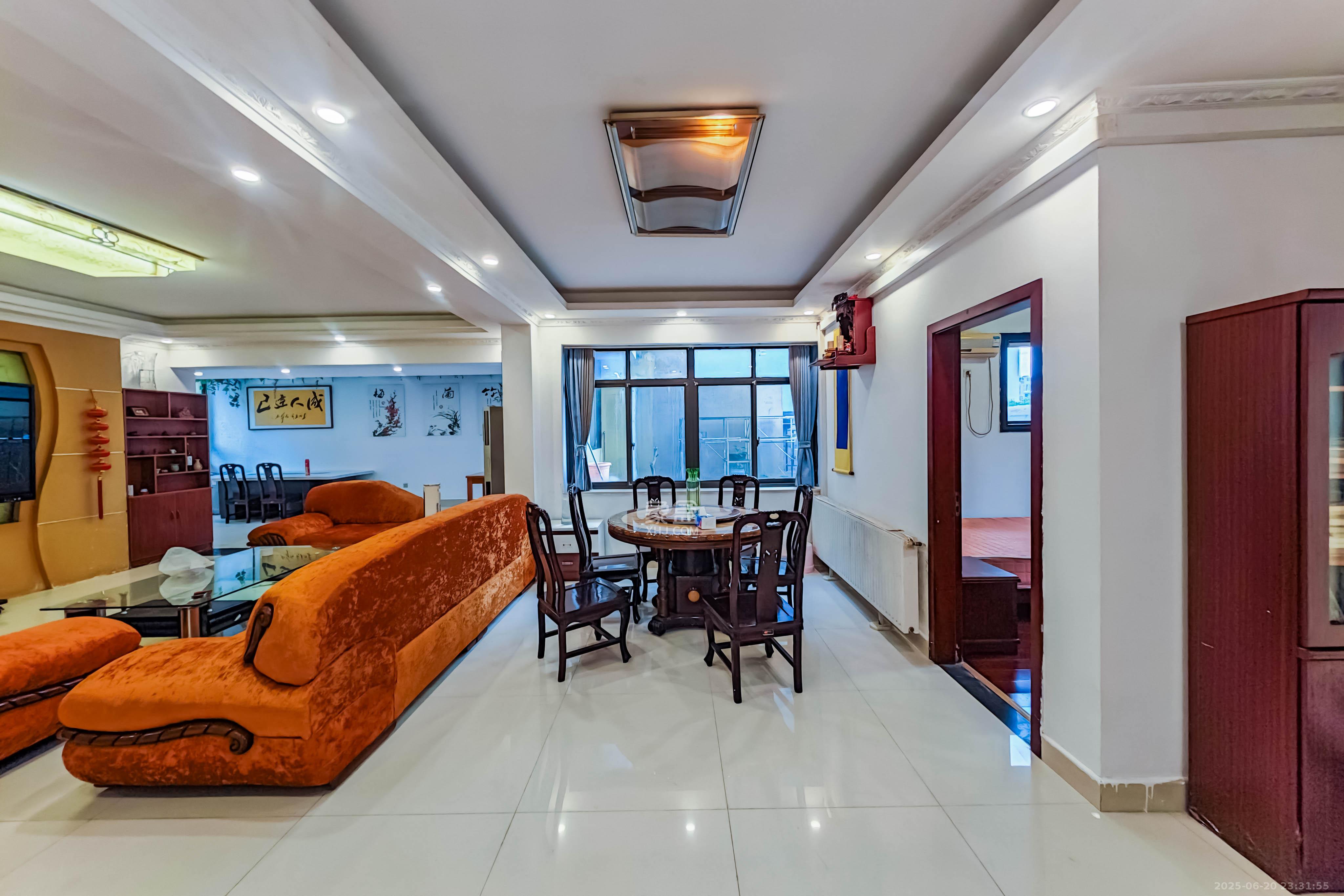 中城丽景香山园 5室3厅2卫 210.0万 中城丽景香山园 5室3厅2卫 210.0万客厅