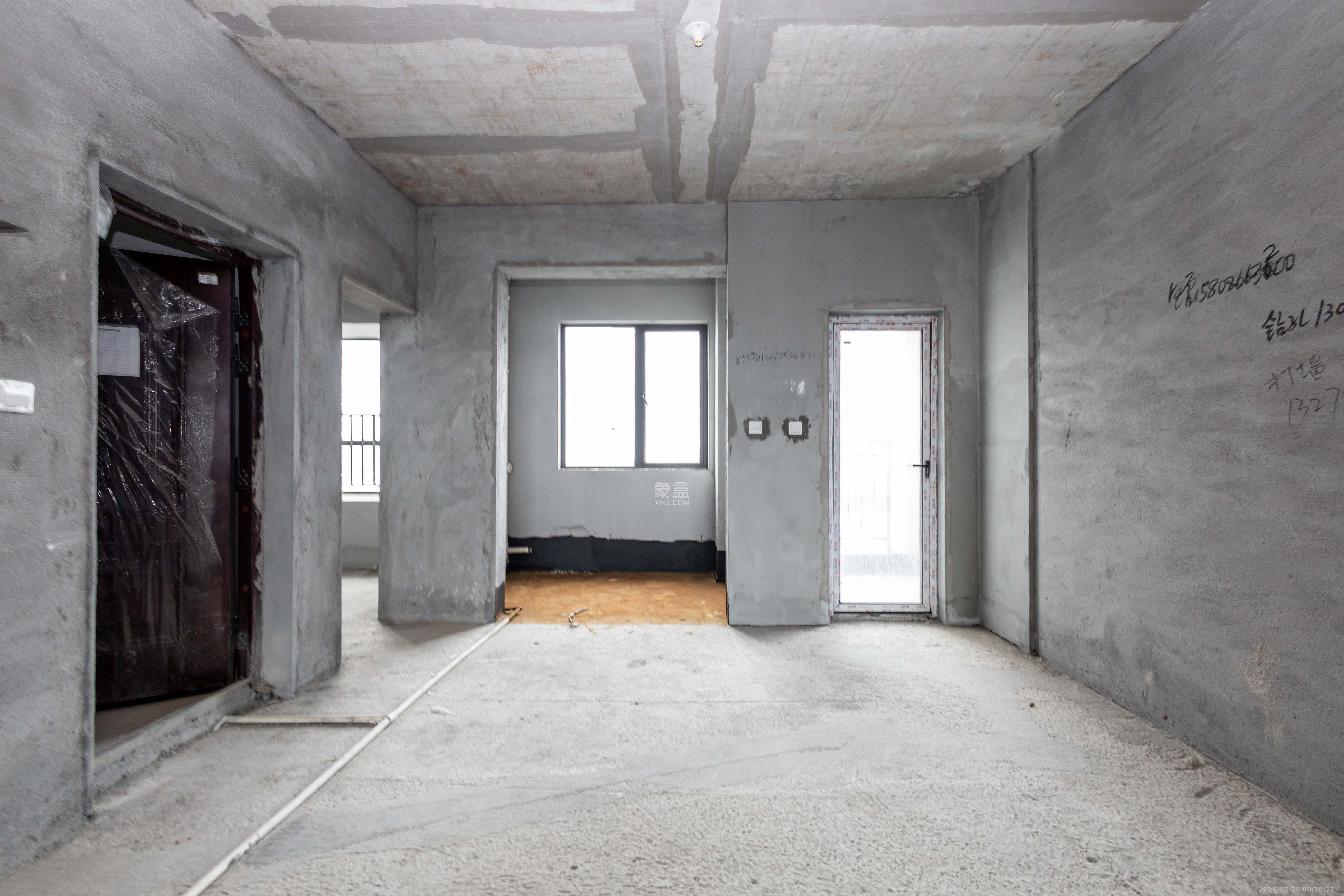 财汇新天地(财汇商务广场) 4室2厅2卫 73.0万 财汇新天地(财汇商务广场) 4室2厅2卫 73.0万客厅