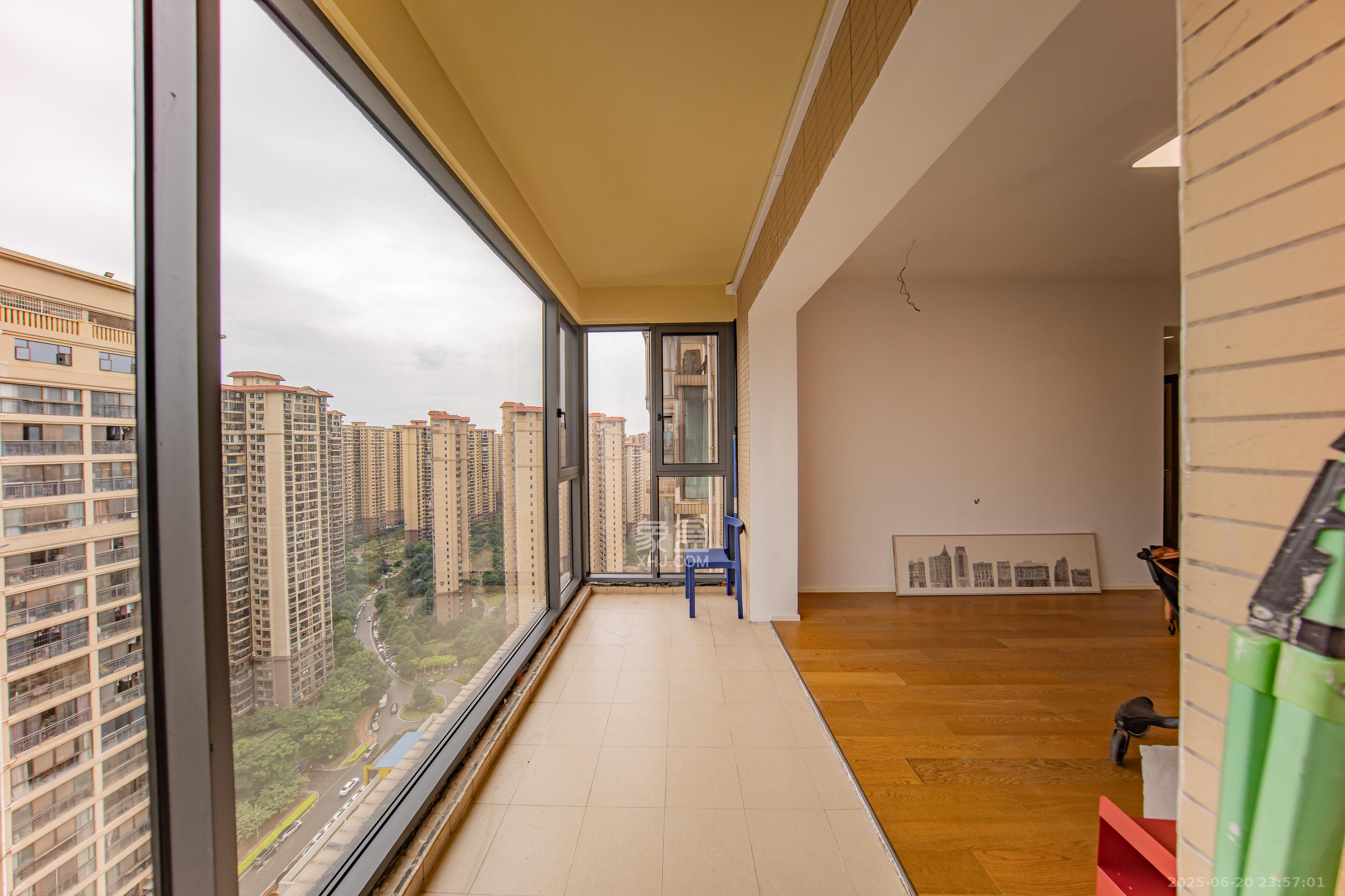 江山帝景哈佛 3室2厅2卫 100.0万 江山帝景哈佛 3室2厅2卫 100.0万阳台