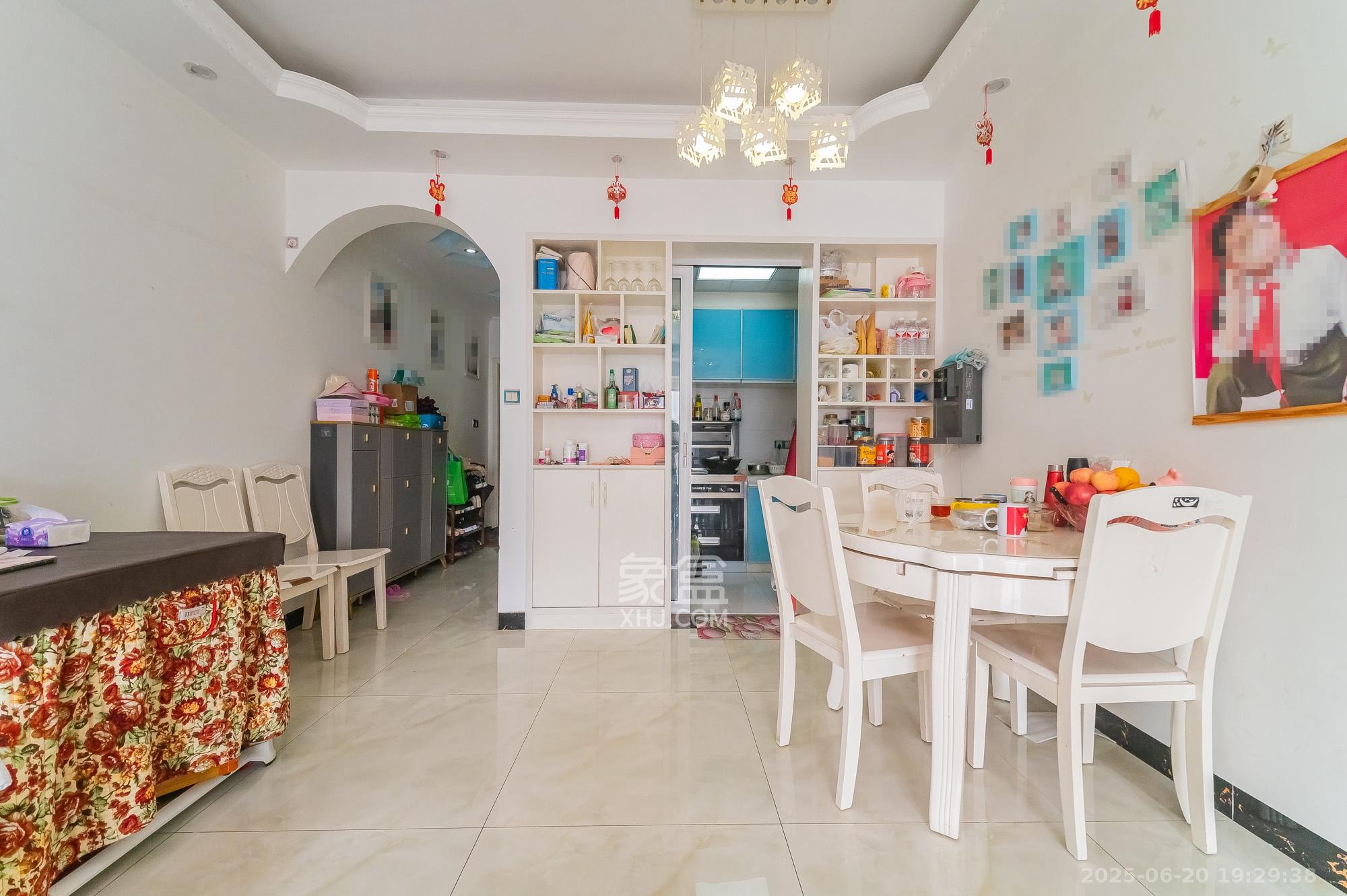 国泰九龙湾  3室2厅1卫    73.8万客厅