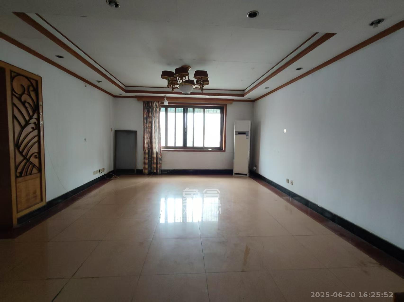 新湘路社区 3室2厅2卫 2400.0元/月 新湘路社区 3室2厅2卫 2400.0元/月室内图