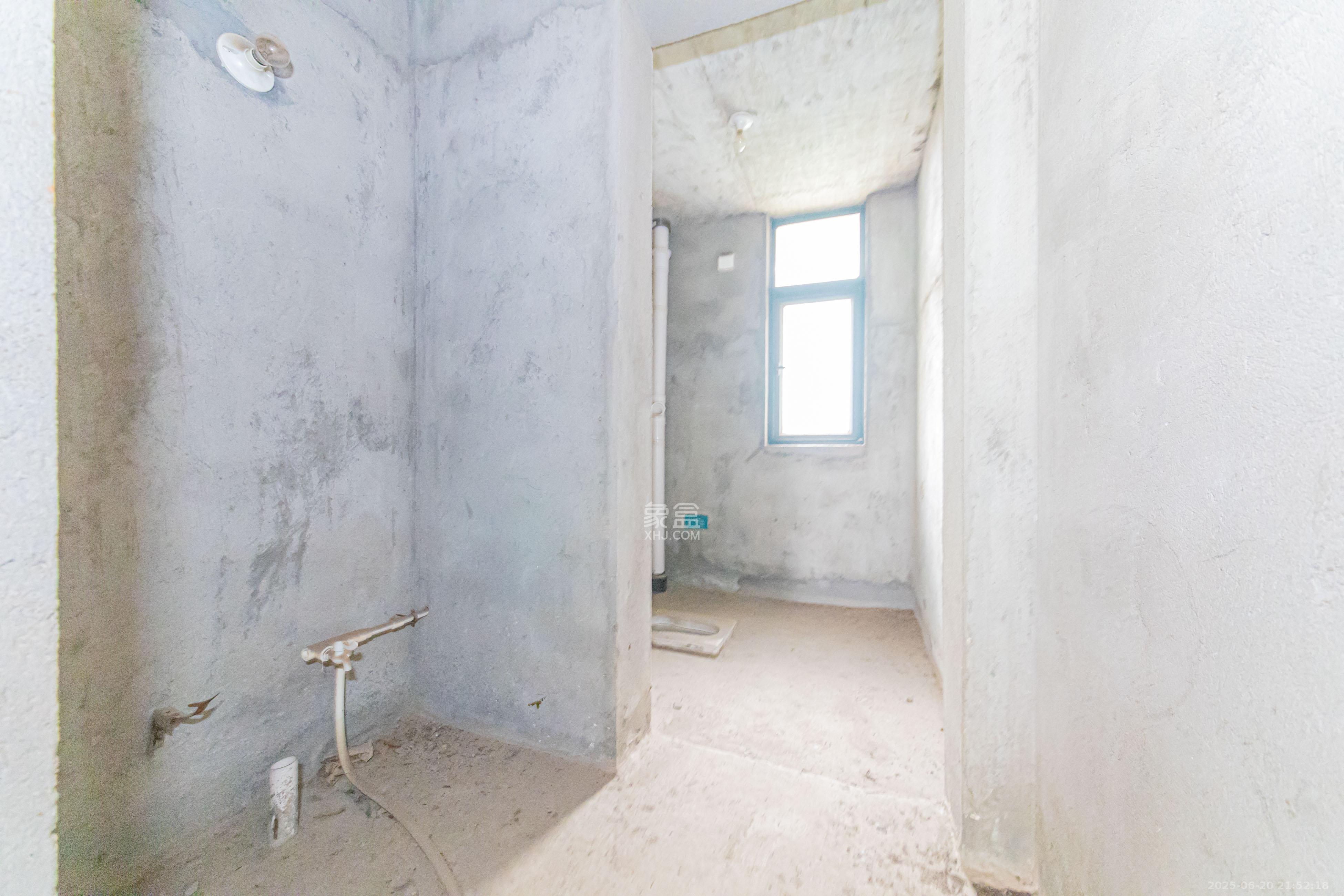 银桂苑  4室2厅2卫    120.0万卫生间