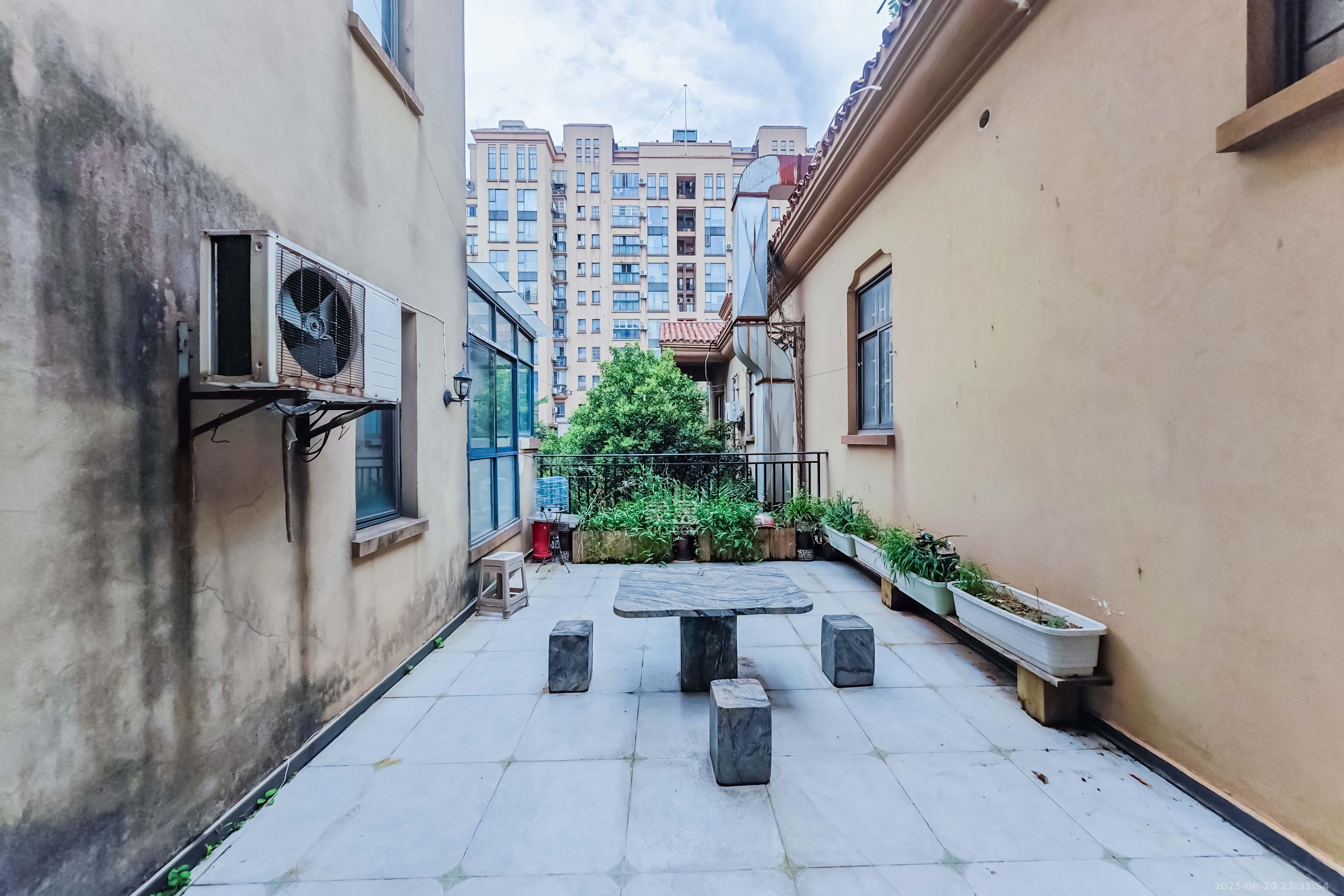 中城丽景香山园 5室3厅2卫 210.0万 中城丽景香山园 5室3厅2卫 210.0万其他