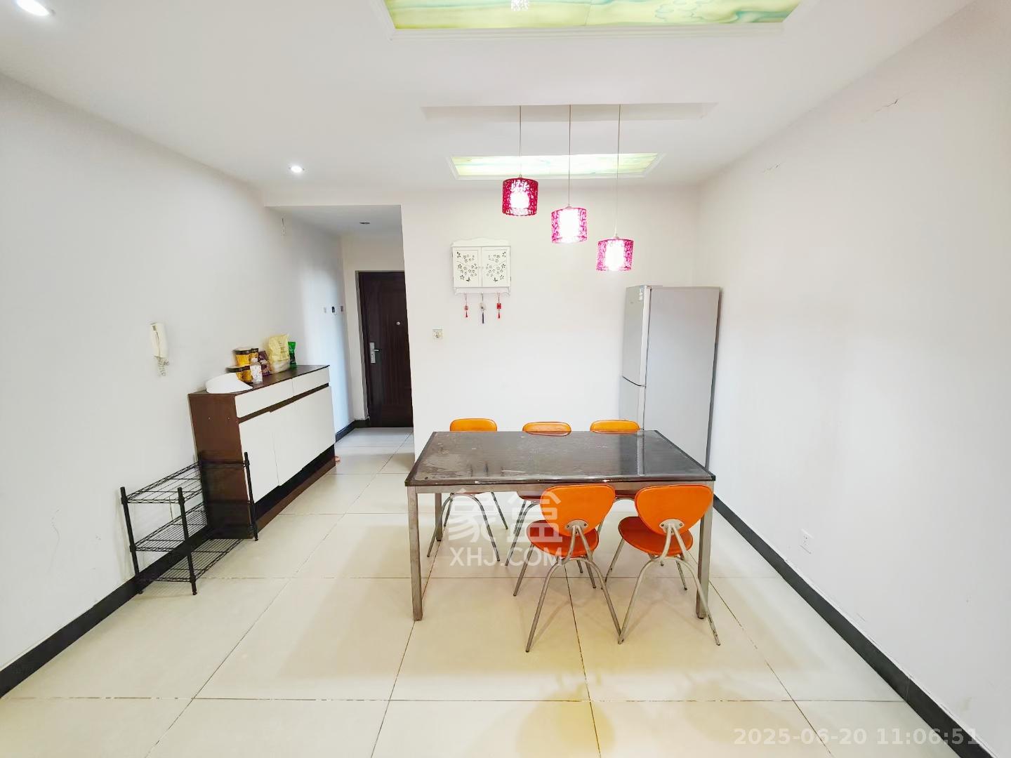 嘉盛华庭(一期、二期、三期) 2室2厅1卫 2600.0元/月 嘉盛华庭(一期、二期、三期) 2室2厅1卫 2600.0元/月室内图