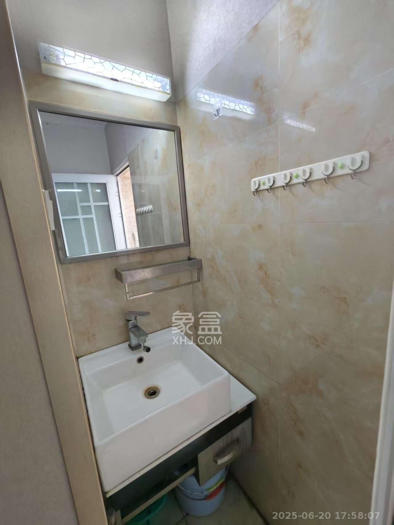 汀湘十里  3室2厅2卫    2300.0元/月室内图