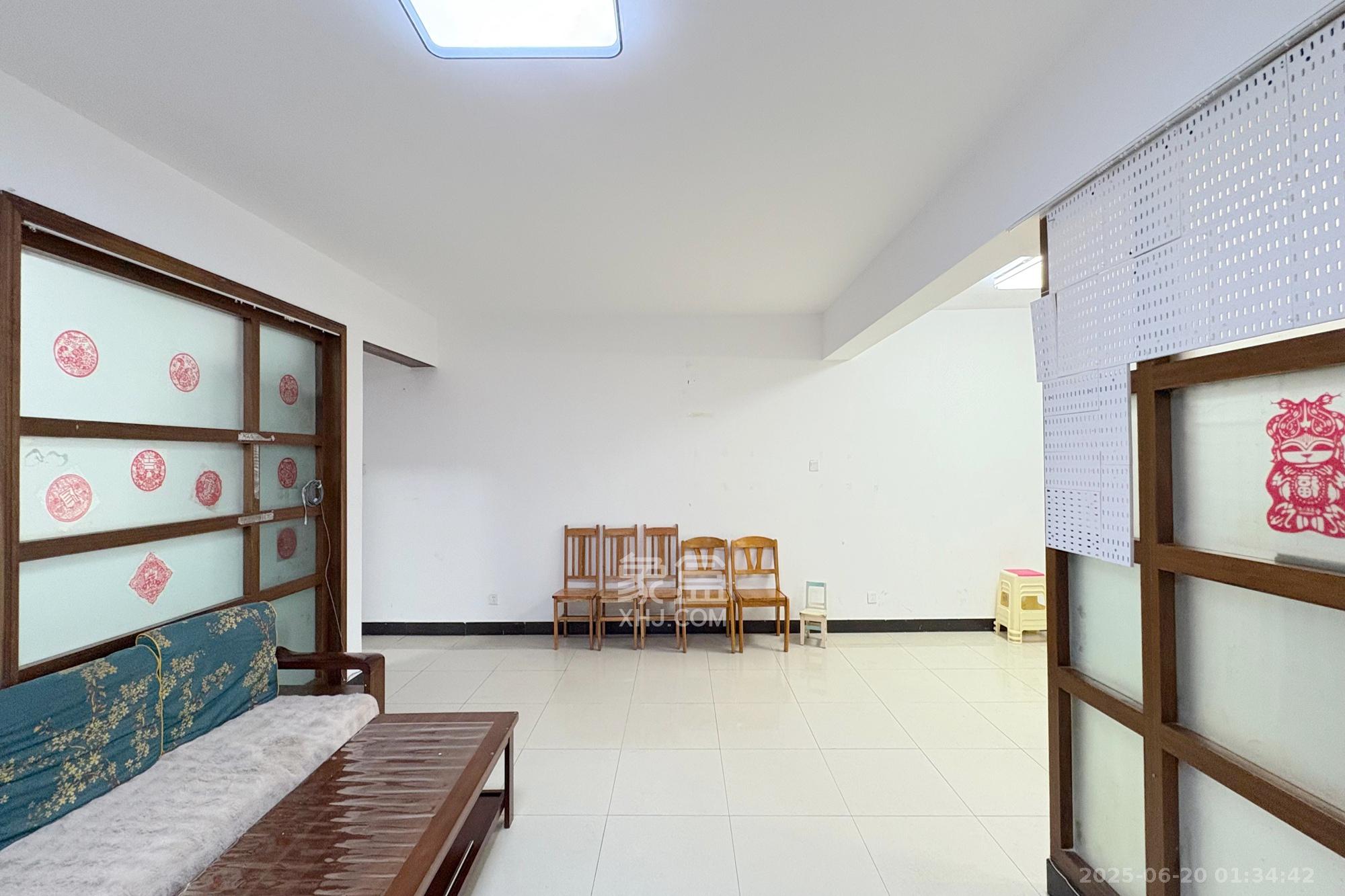 长勘小区  3室1厅1卫   105.00万客厅