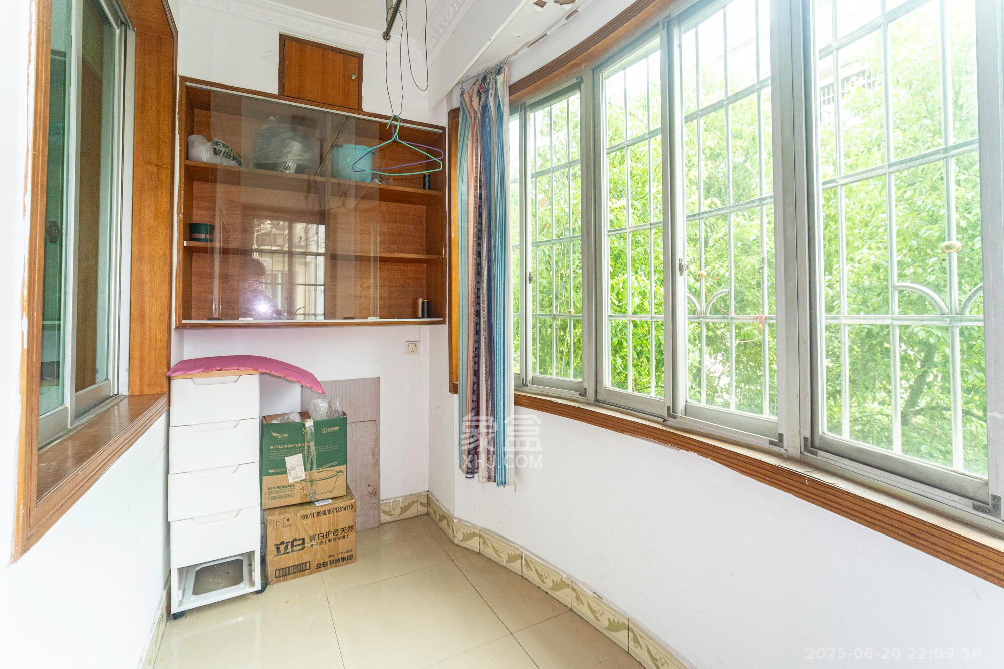 中南汽车世界  1室0厅0卫    26.8万阳台