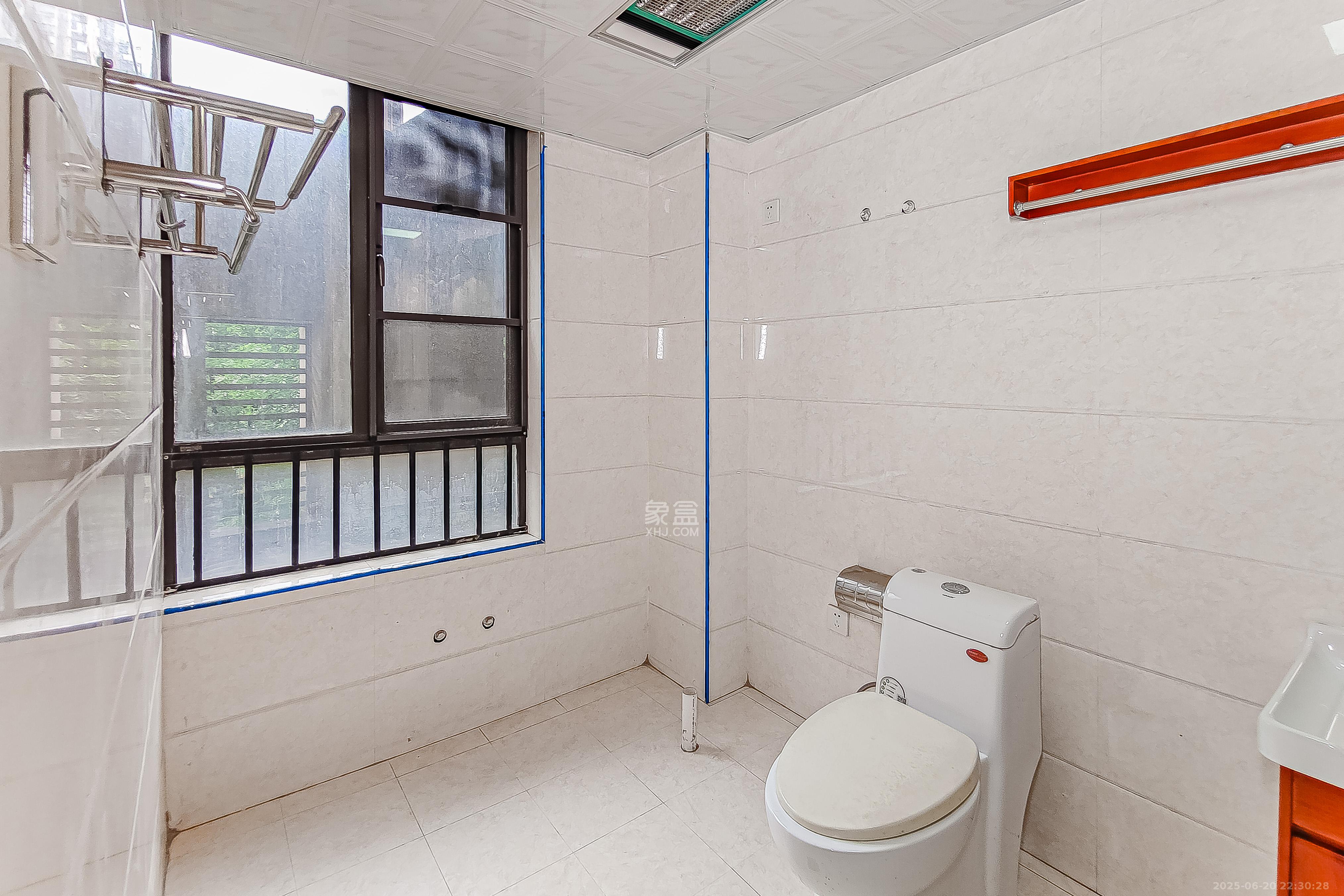 华润凤凰城三期  4室2厅2卫    127.5万 华润凤凰城三期  4室2厅2卫    127.5万卫生间