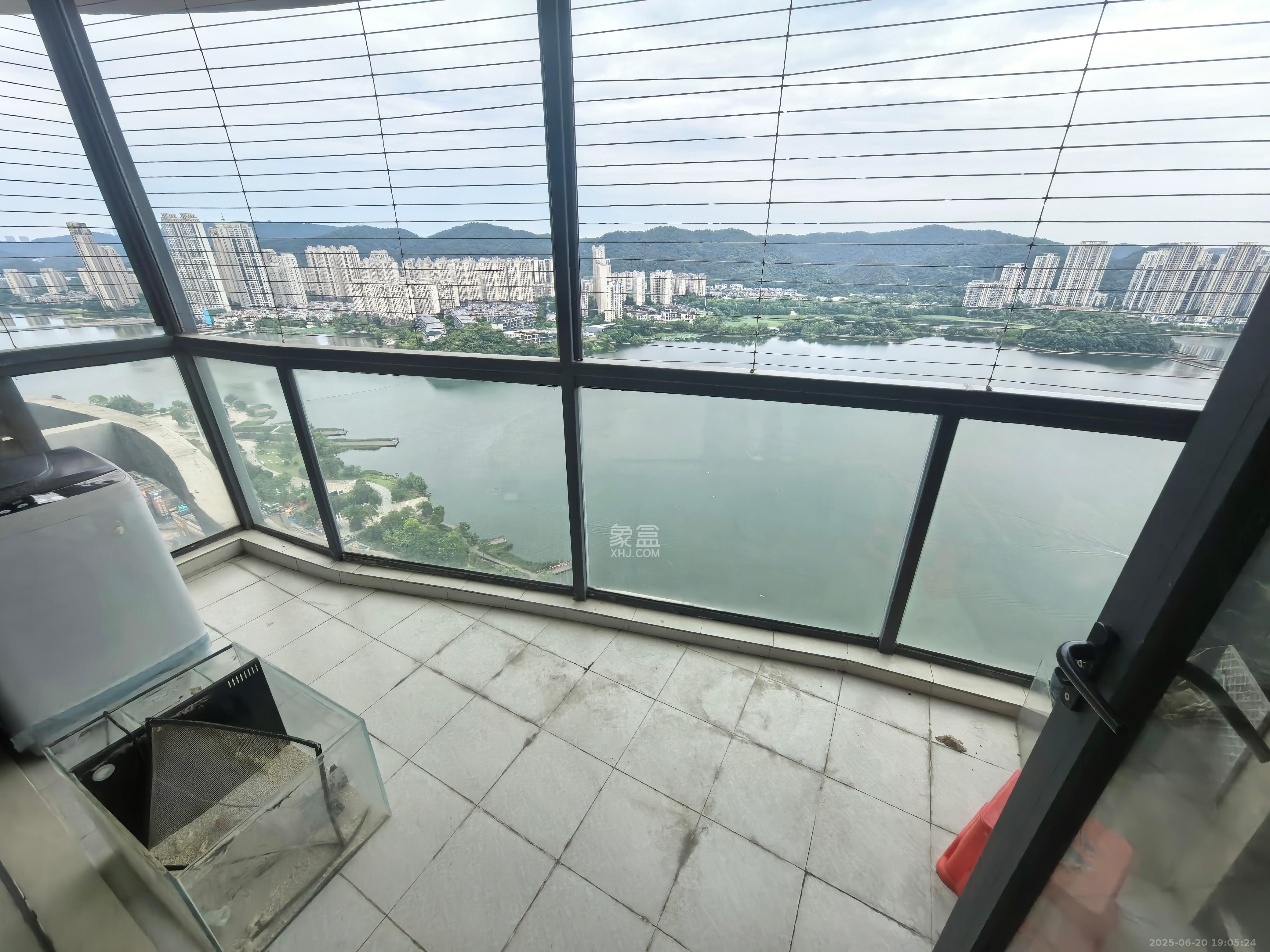 天祥水晶湾  4室2厅2卫   3500.00元/月室内图