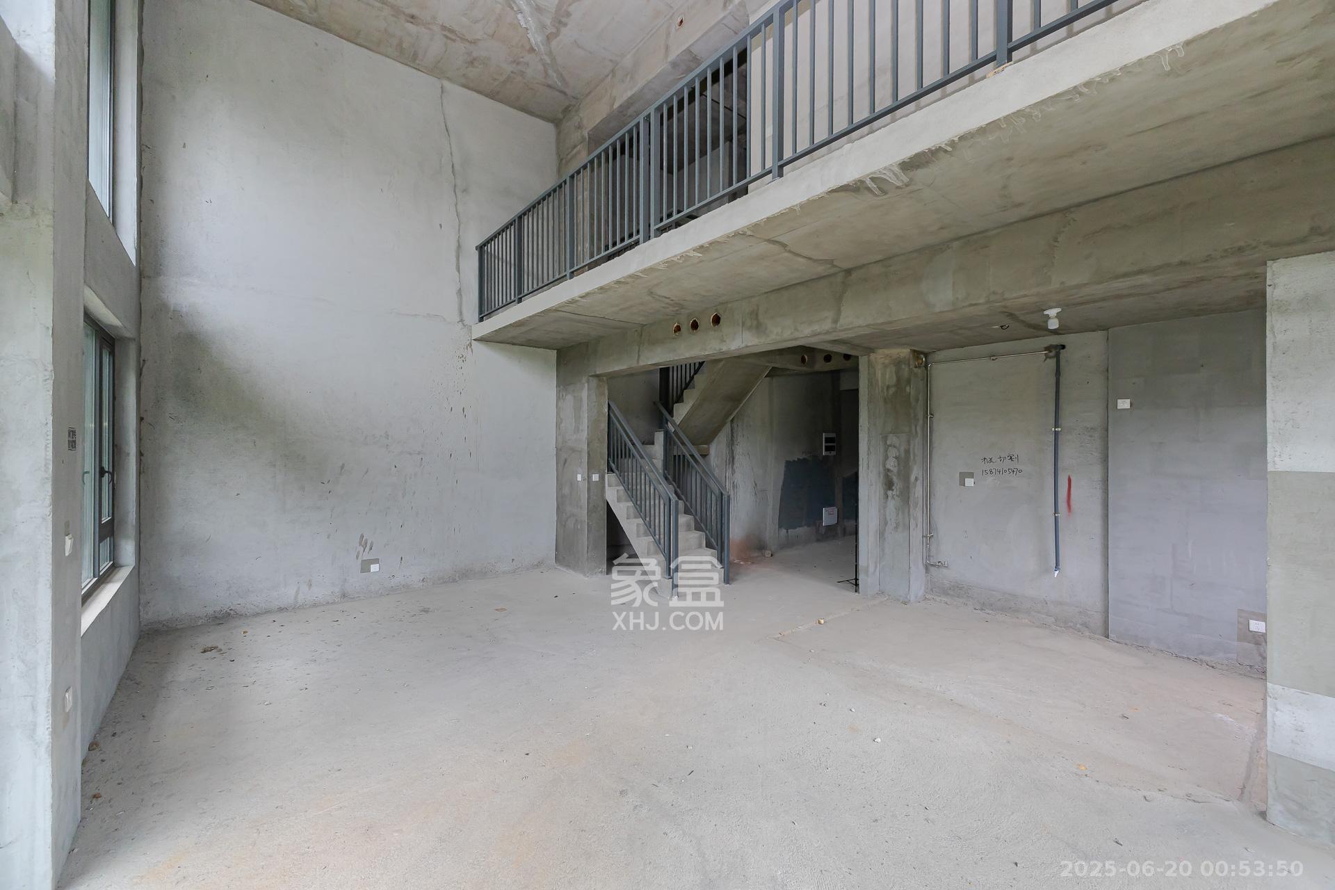 新城观山印 5室2厅2卫 350.0万 新城观山印 5室2厅2卫 350.0万客厅