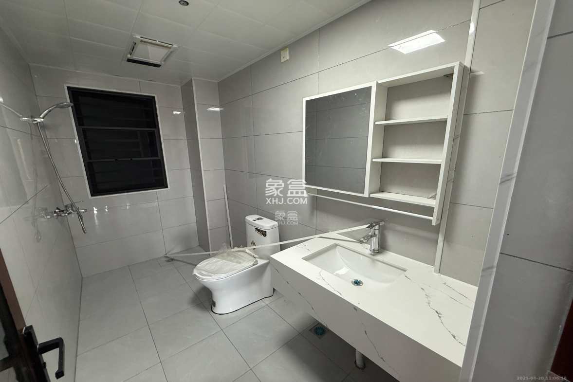 阳光城尚东湾凌云府  3室2厅2卫    2600.0元/月 阳光城尚东湾凌云府  3室2厅2卫    2600.0元/月室内图