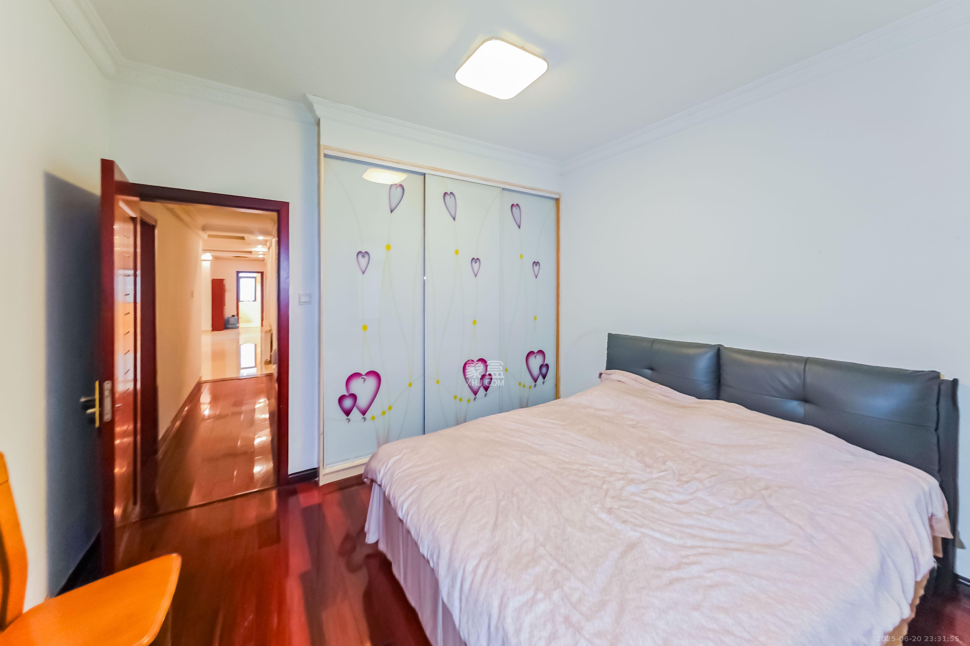 中城丽景香山园 5室3厅2卫 210.0万 中城丽景香山园 5室3厅2卫 210.0万卧室