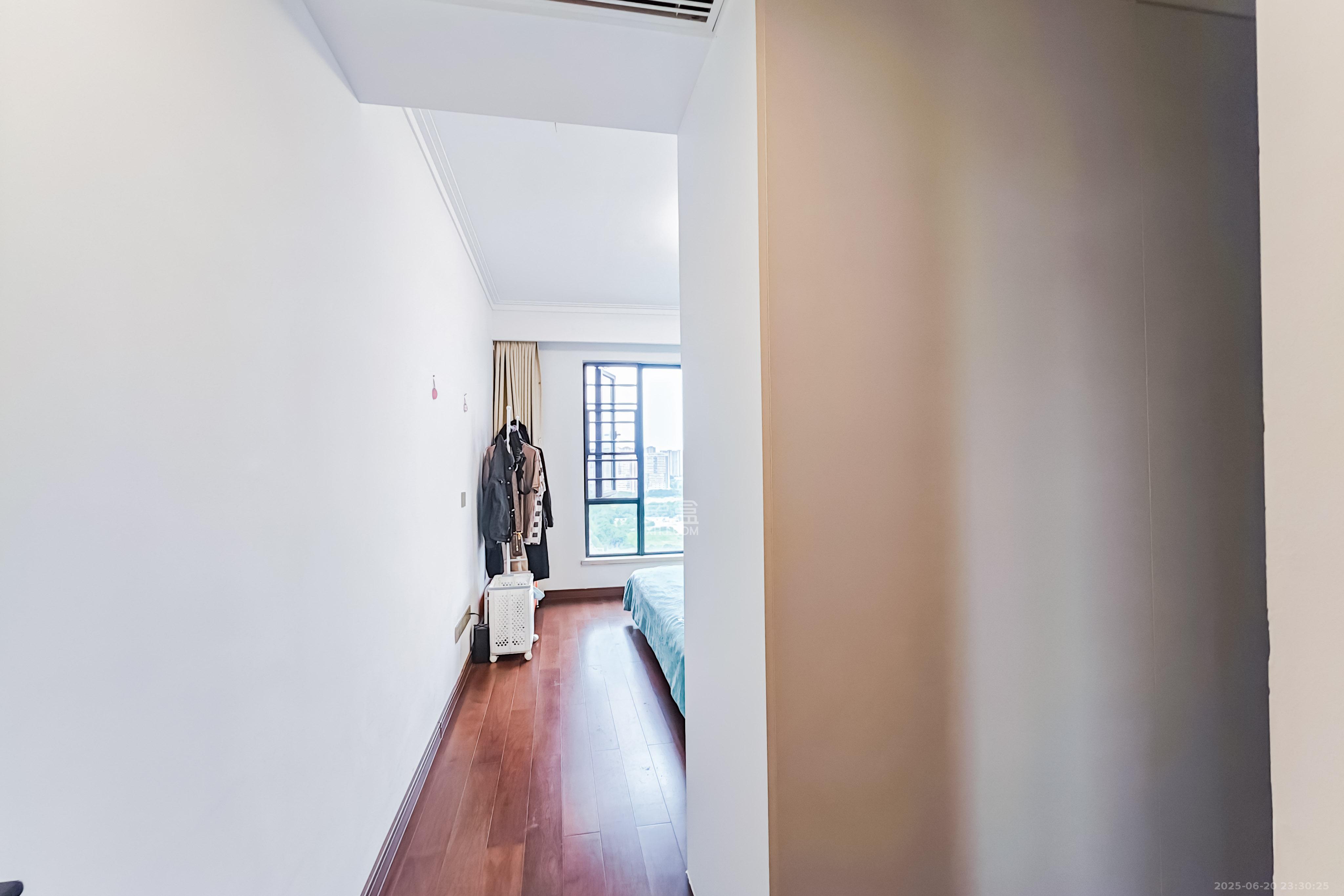 绿地长沙城际空间站(绿地新里佳苑)  4室2厅2卫    158.0万 绿地长沙城际空间站(绿地新里佳苑)  4室2厅2卫    158.0万卧室