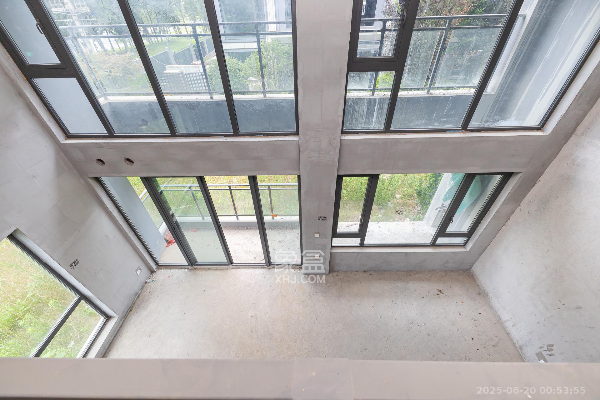 新城观山印 5室2厅2卫 350.0万 新城观山印 5室2厅2卫 350.0万客厅