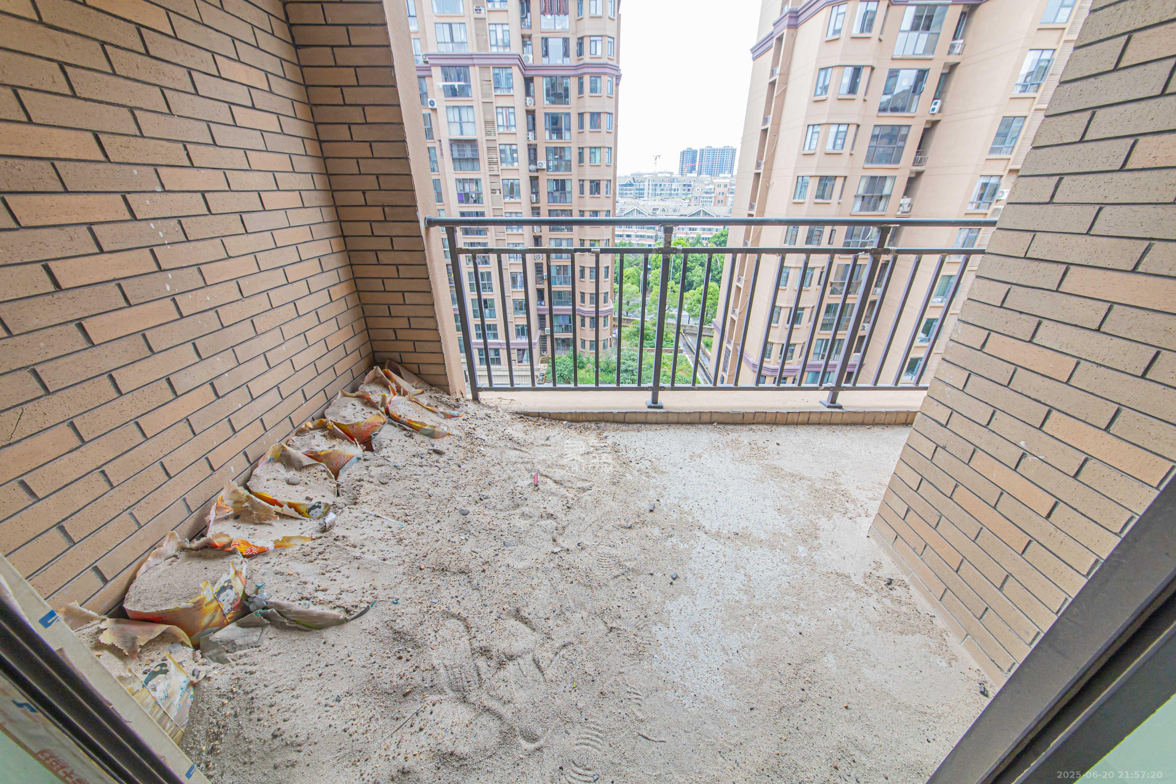 兴汝金城 3室2厅2卫 121.7万 兴汝金城 3室2厅2卫 121.7万阳台