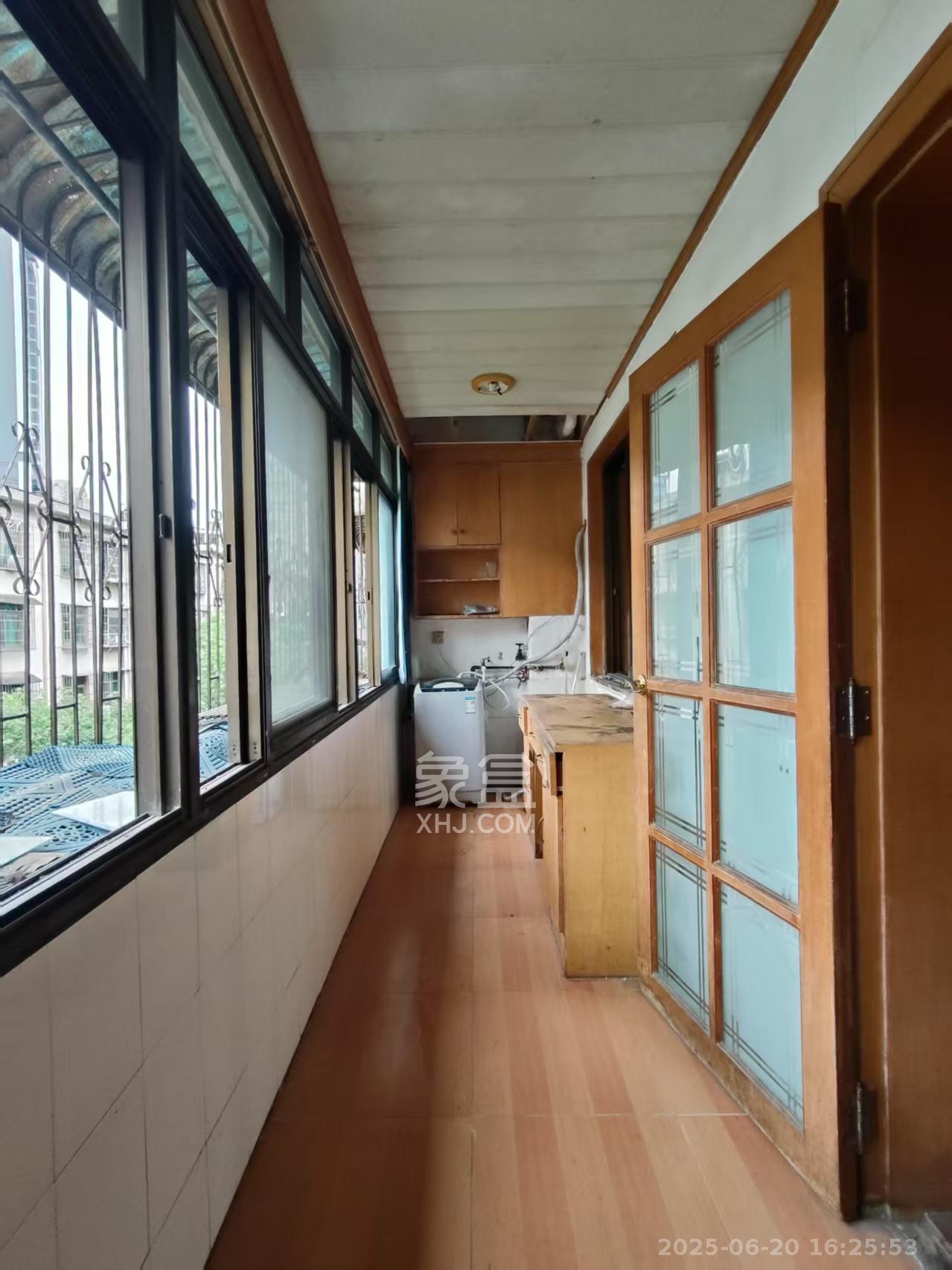 新湘路社区 3室2厅2卫 2400.0元/月 新湘路社区 3室2厅2卫 2400.0元/月室内图