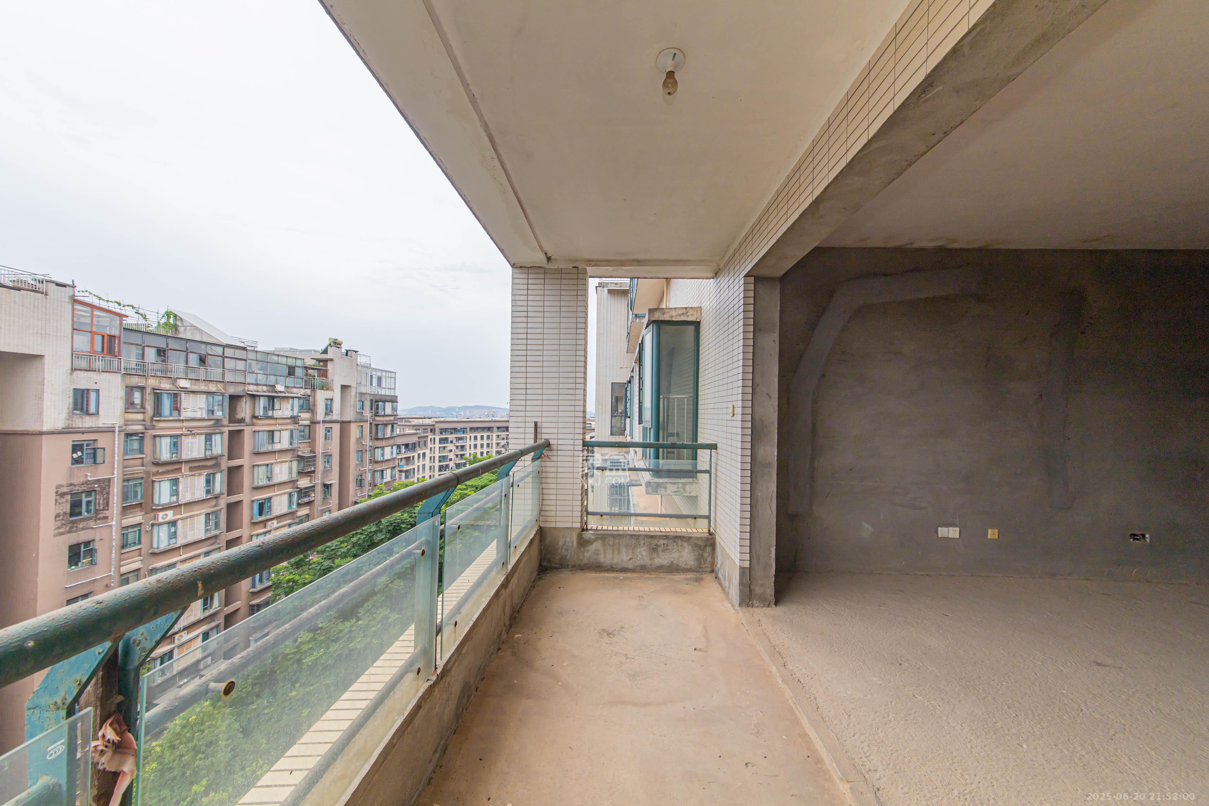 银桂苑  7室2厅3卫    198.0万阳台