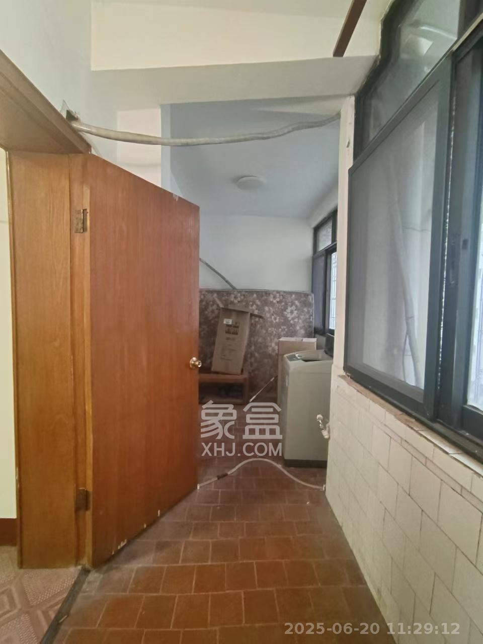 长勘小区  1室2厅1卫    2300.0元/月室内图