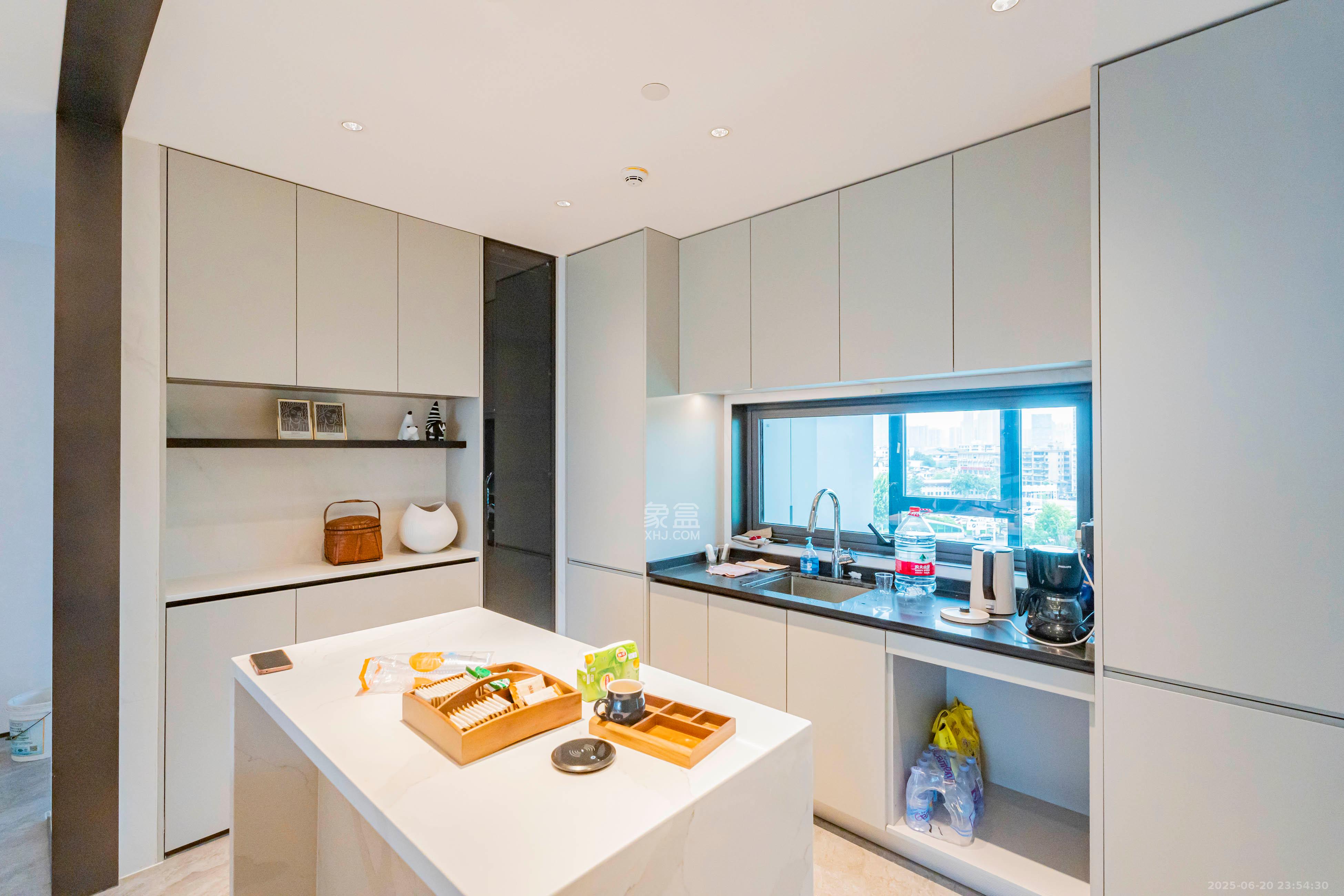 万科瑧湾汇  4室2厅3卫    568.0万 万科瑧湾汇  4室2厅3卫    568.0万厨房