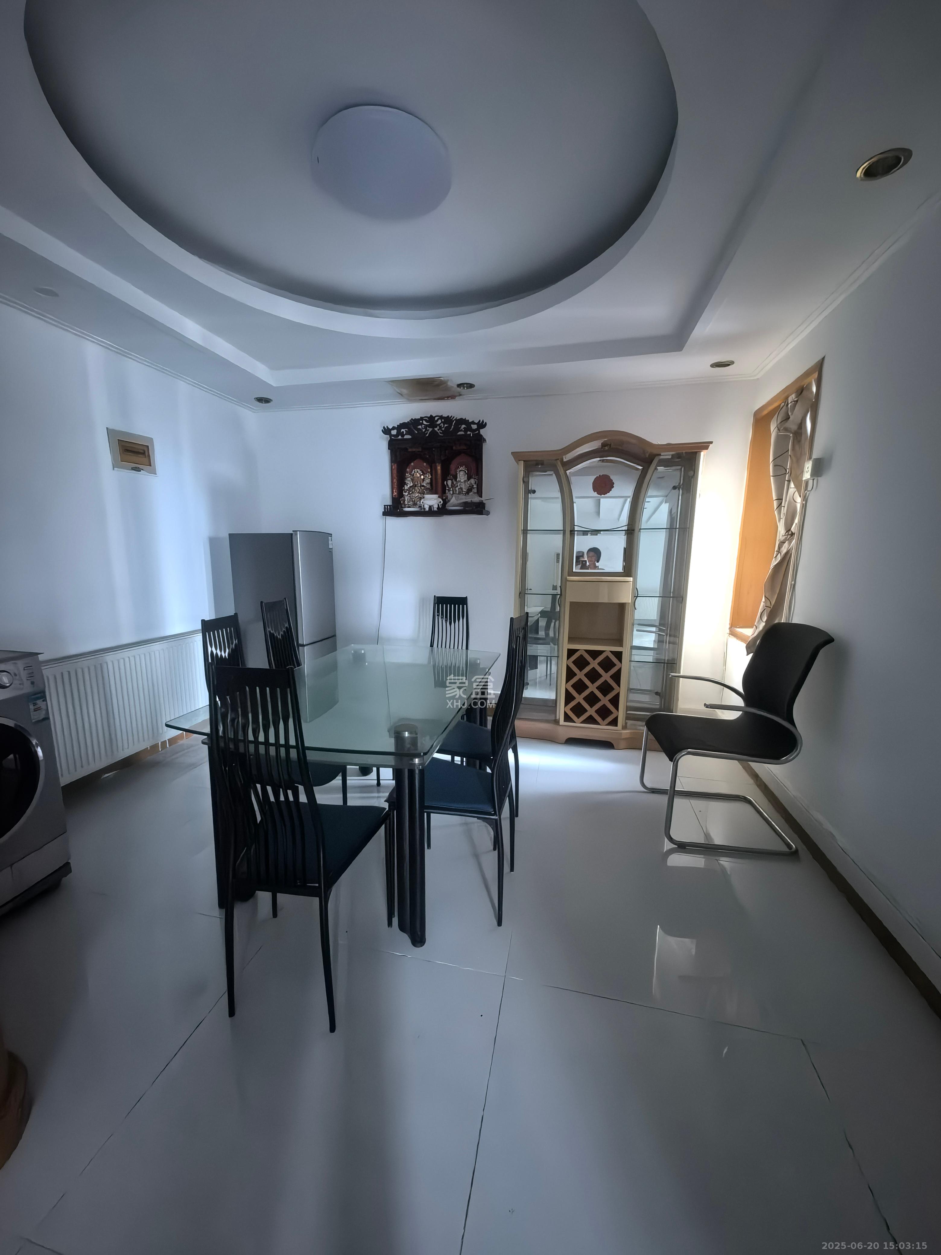 天心城市广场(黄金之城)  3室2厅2卫    2600.0元/月 天心城市广场(黄金之城)  3室2厅2卫    2600.0元/月室内图1