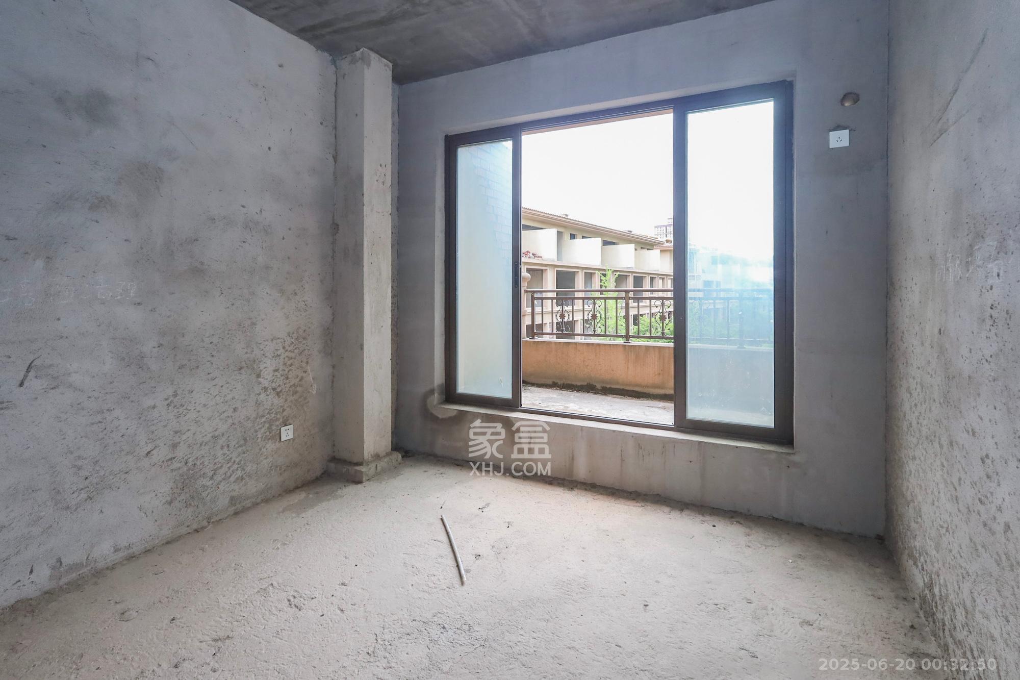 芙蓉别墅山庄(嘉湘华庭)  5室3厅5卫    558.0万 芙蓉别墅山庄(嘉湘华庭)  5室3厅5卫    558.0万卧室