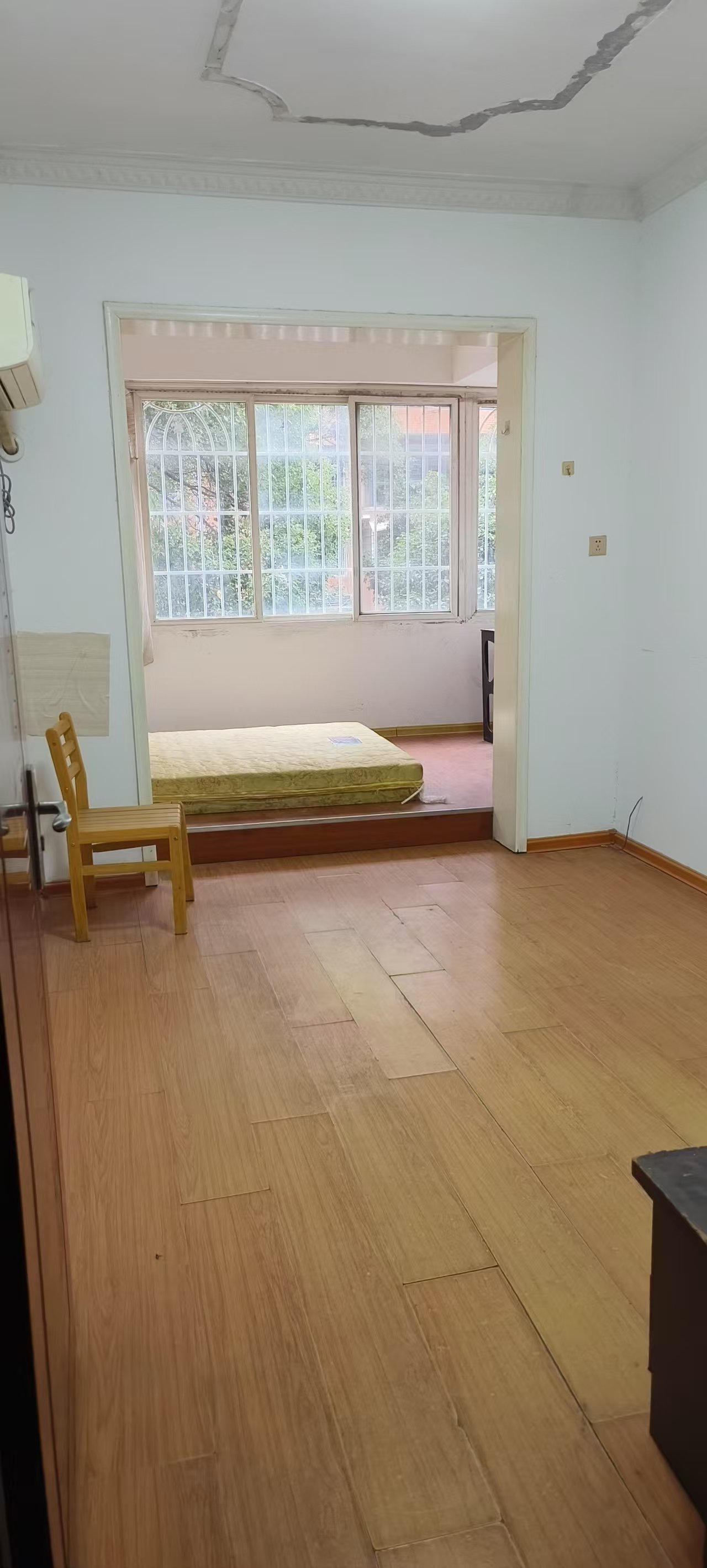 鸿都苑 4室2厅2卫 77.0万 鸿都苑 4室2厅2卫 77.0万客厅