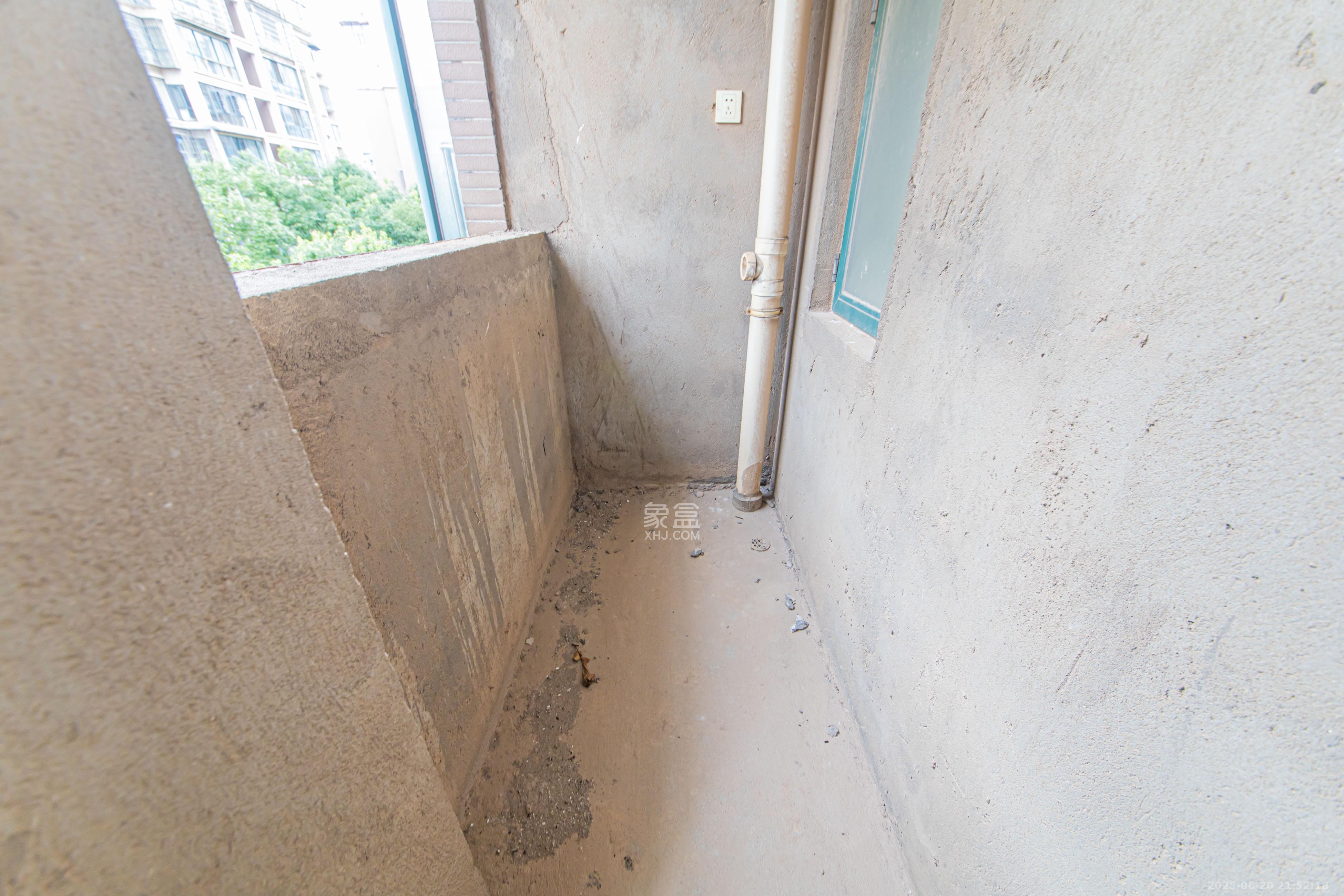 银桂苑  4室2厅2卫    120.0万阳台