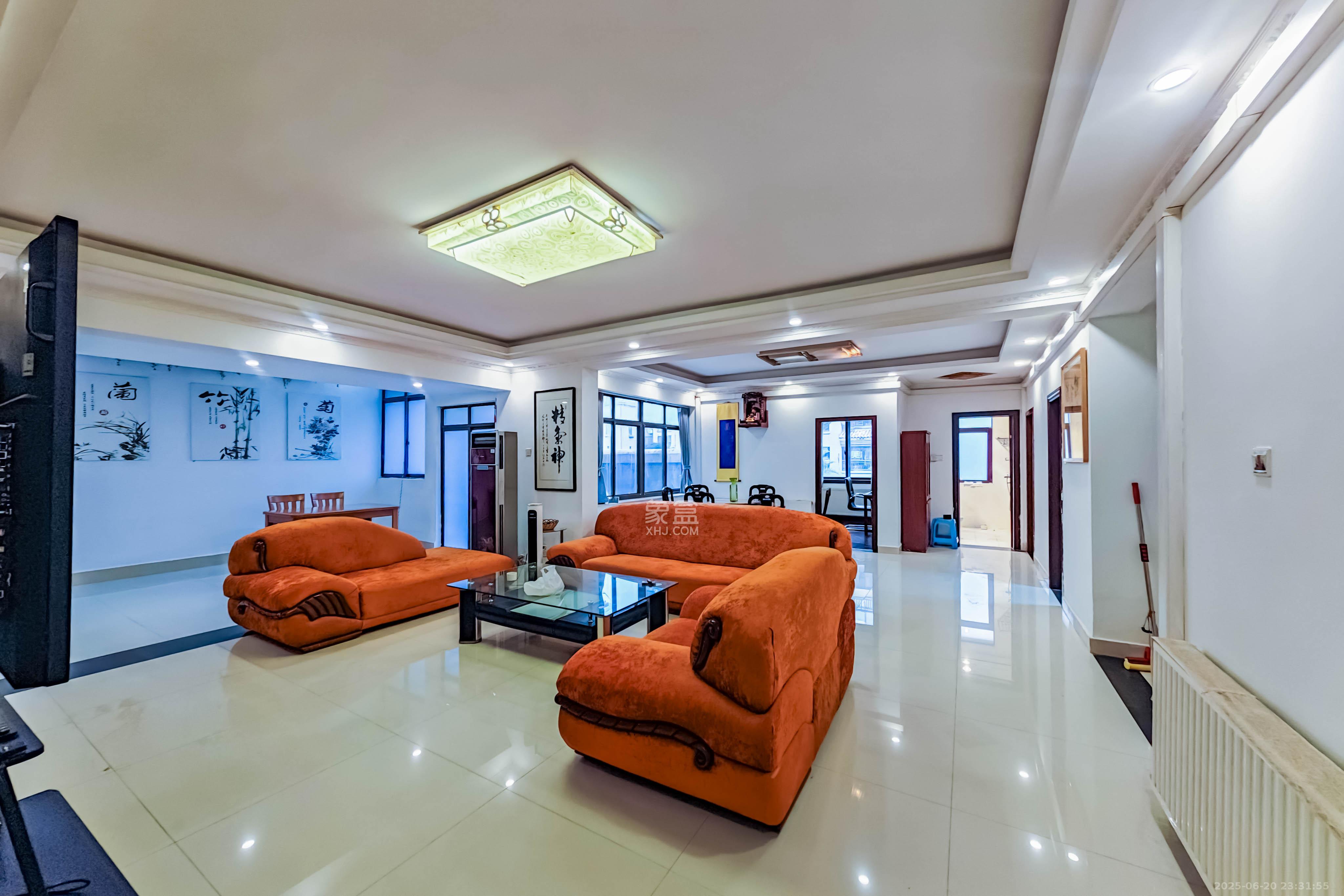 中城丽景香山园 5室3厅2卫 210.0万 中城丽景香山园 5室3厅2卫 210.0万客厅