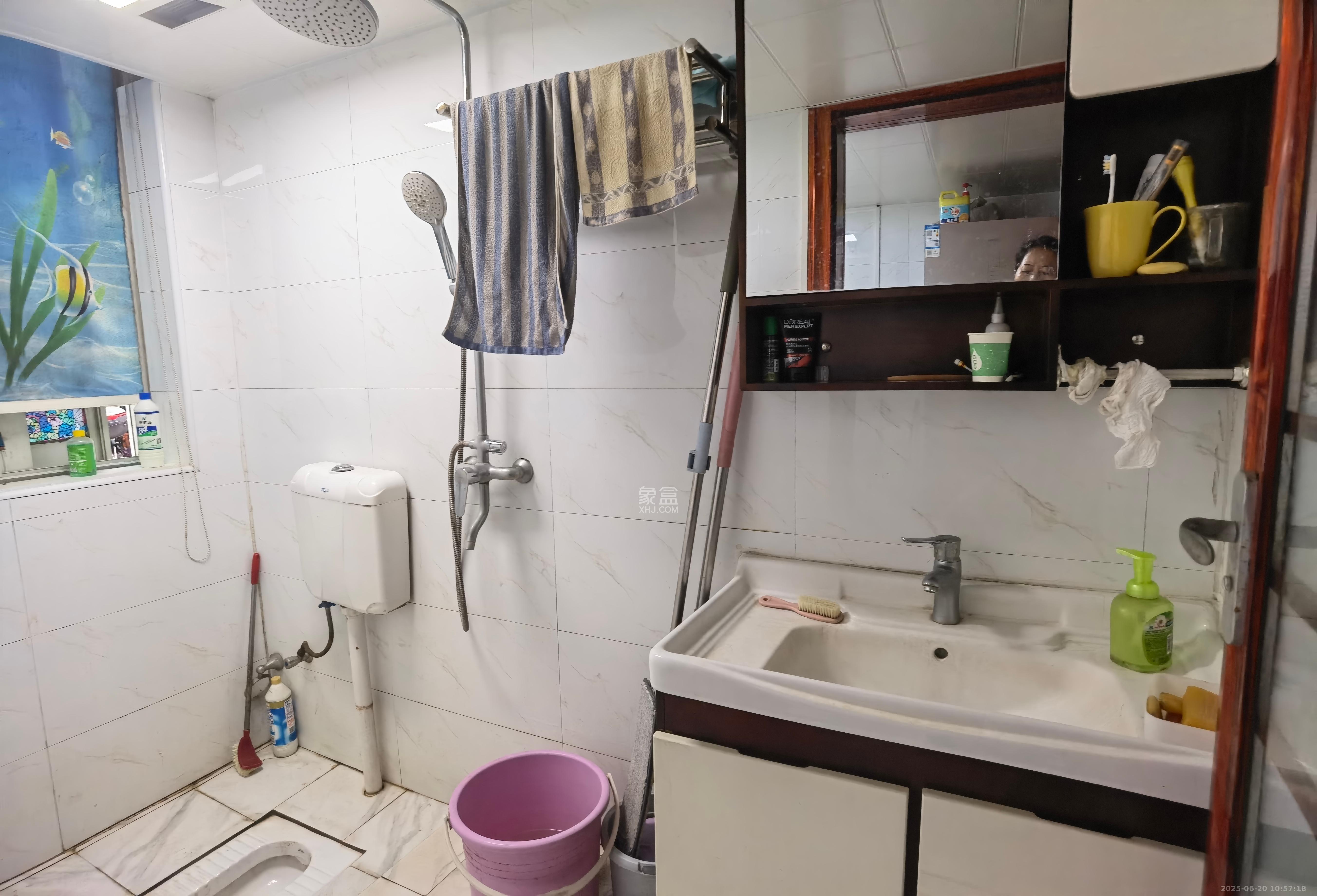 红旗综合安置楼  3室2厅1卫    2000.0元/月 红旗综合安置楼  3室2厅1卫    2000.0元/月室内图