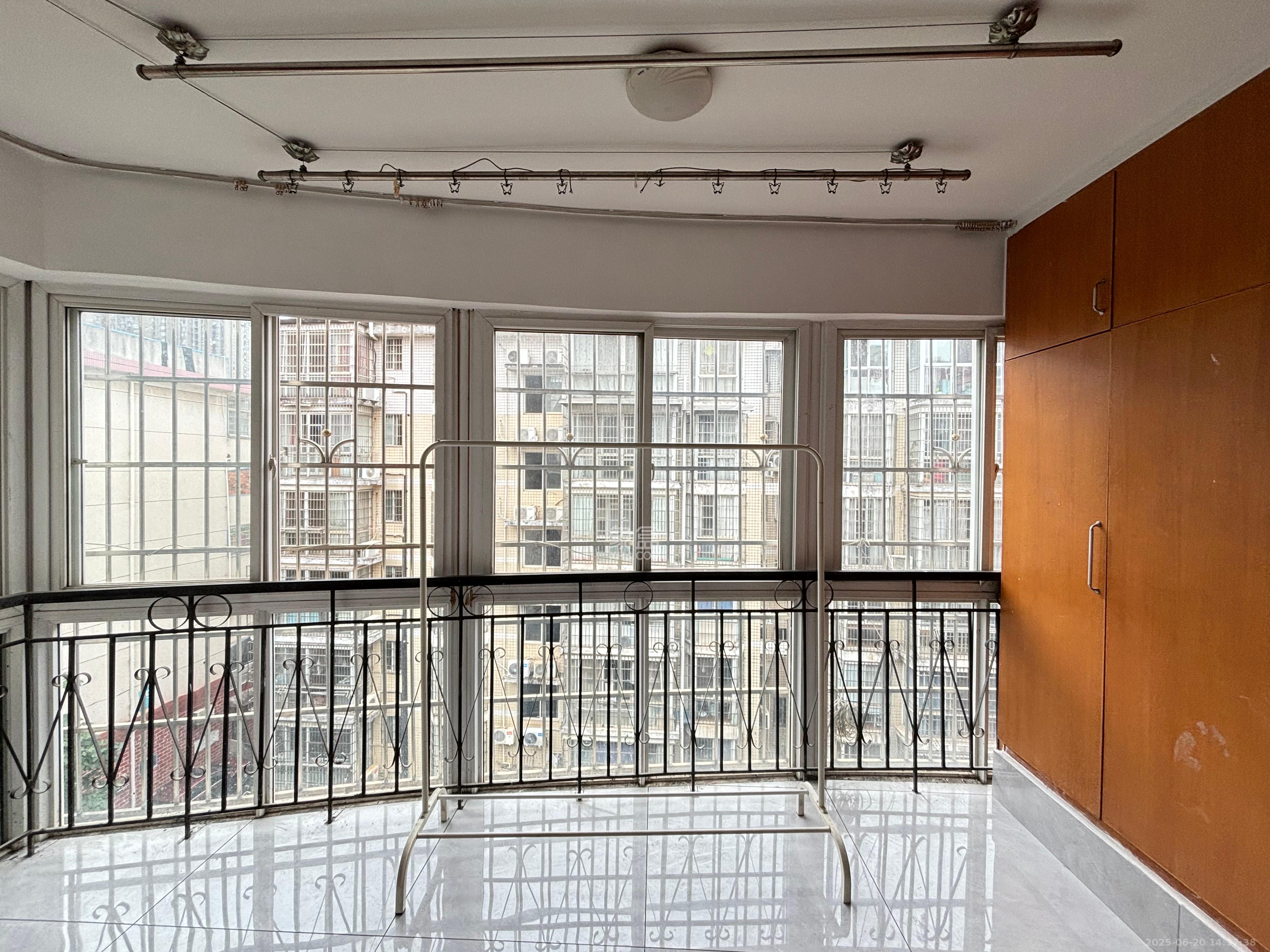 都市春天 3室2厅2卫 2600.0元/月 都市春天 3室2厅2卫 2600.0元/月室内图