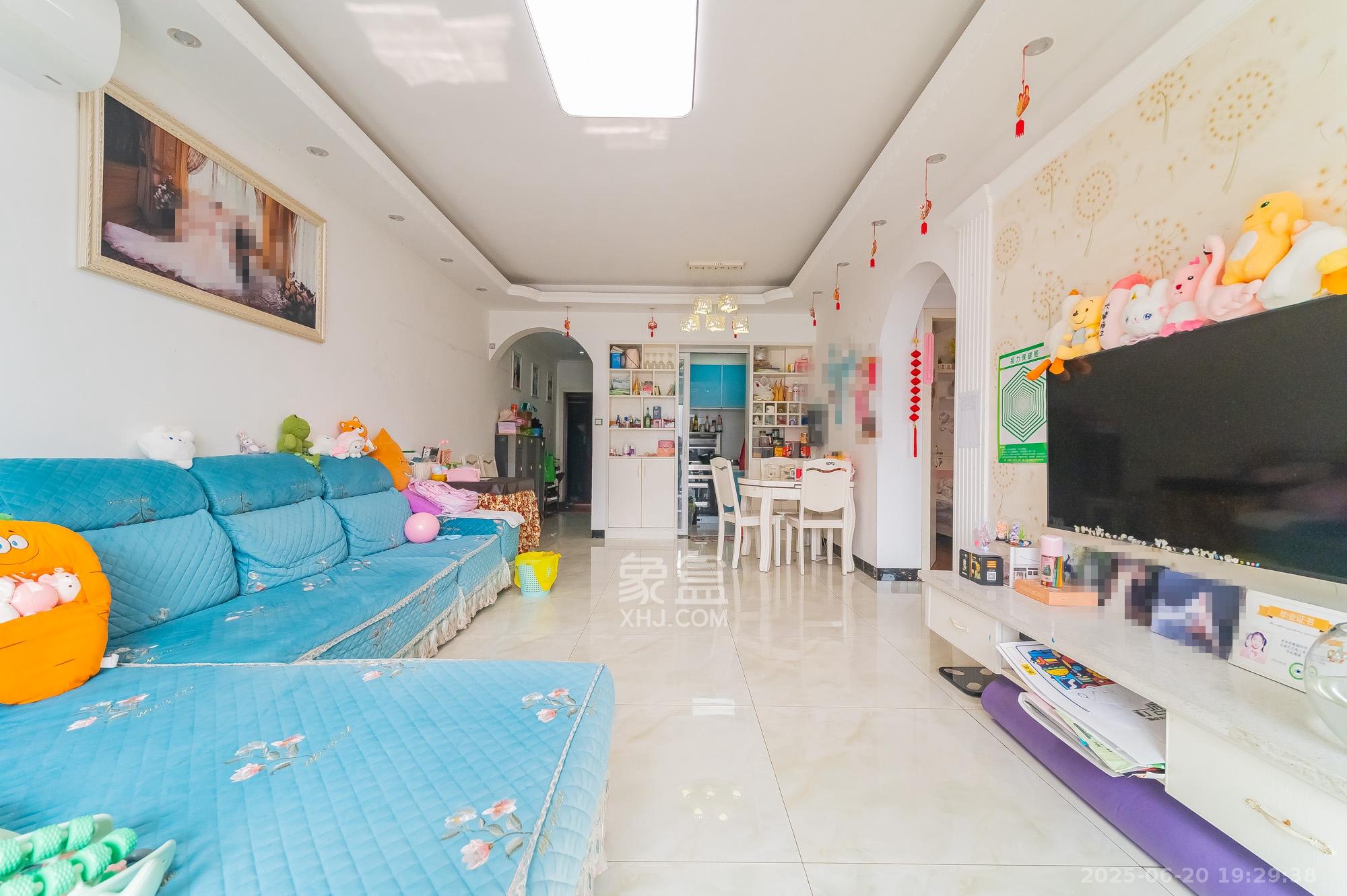 国泰九龙湾  3室2厅1卫    73.8万客厅