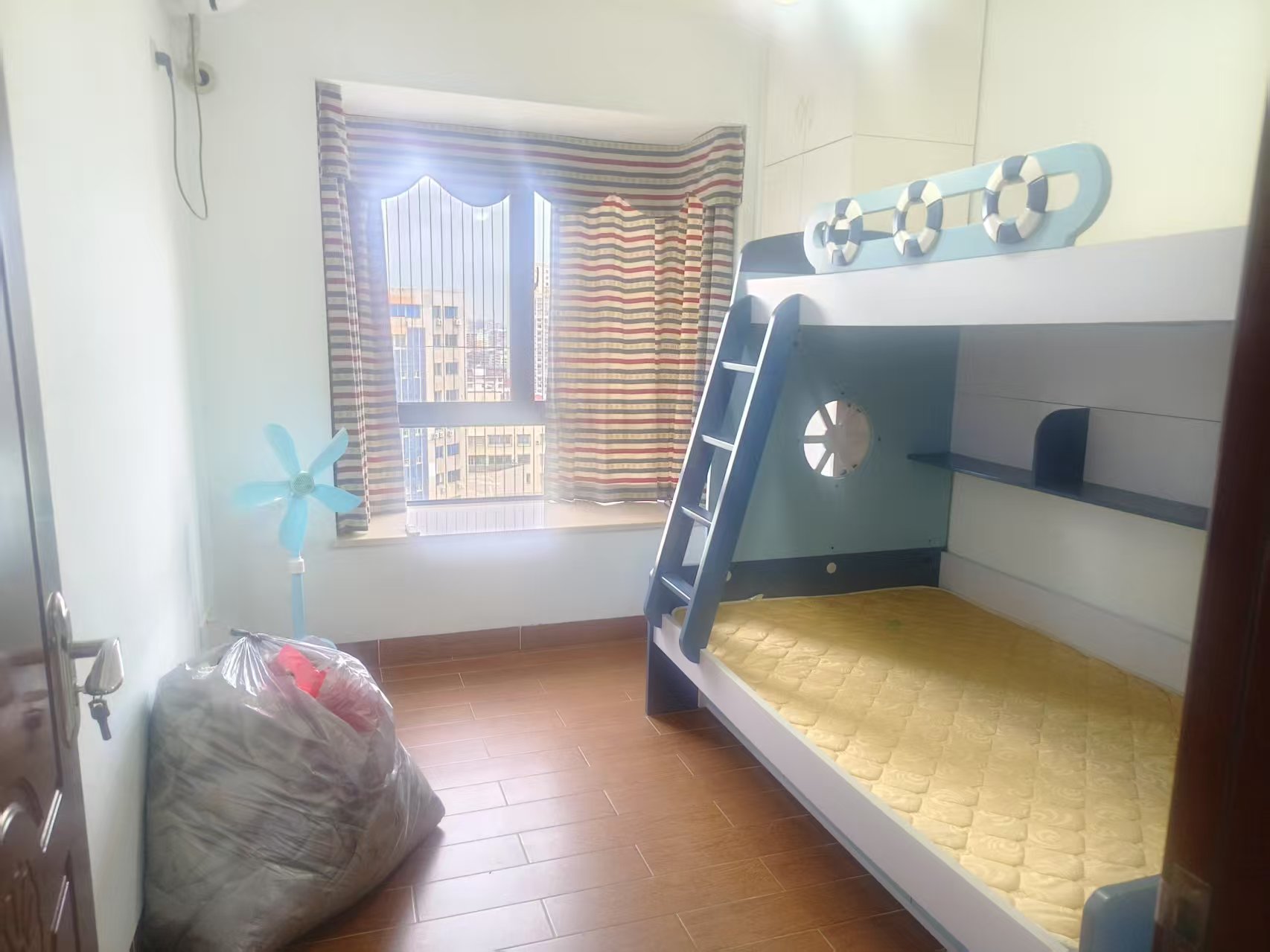 金碧大地豪庭 2室2厅1卫 158.0万 金碧大地豪庭 2室2厅1卫 158.0万客厅