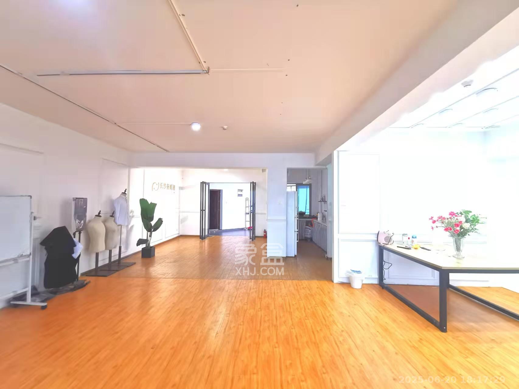 潮宗御苑 4室2厅2卫 7500.0元/月 潮宗御苑 4室2厅2卫 7500.0元/月室内图