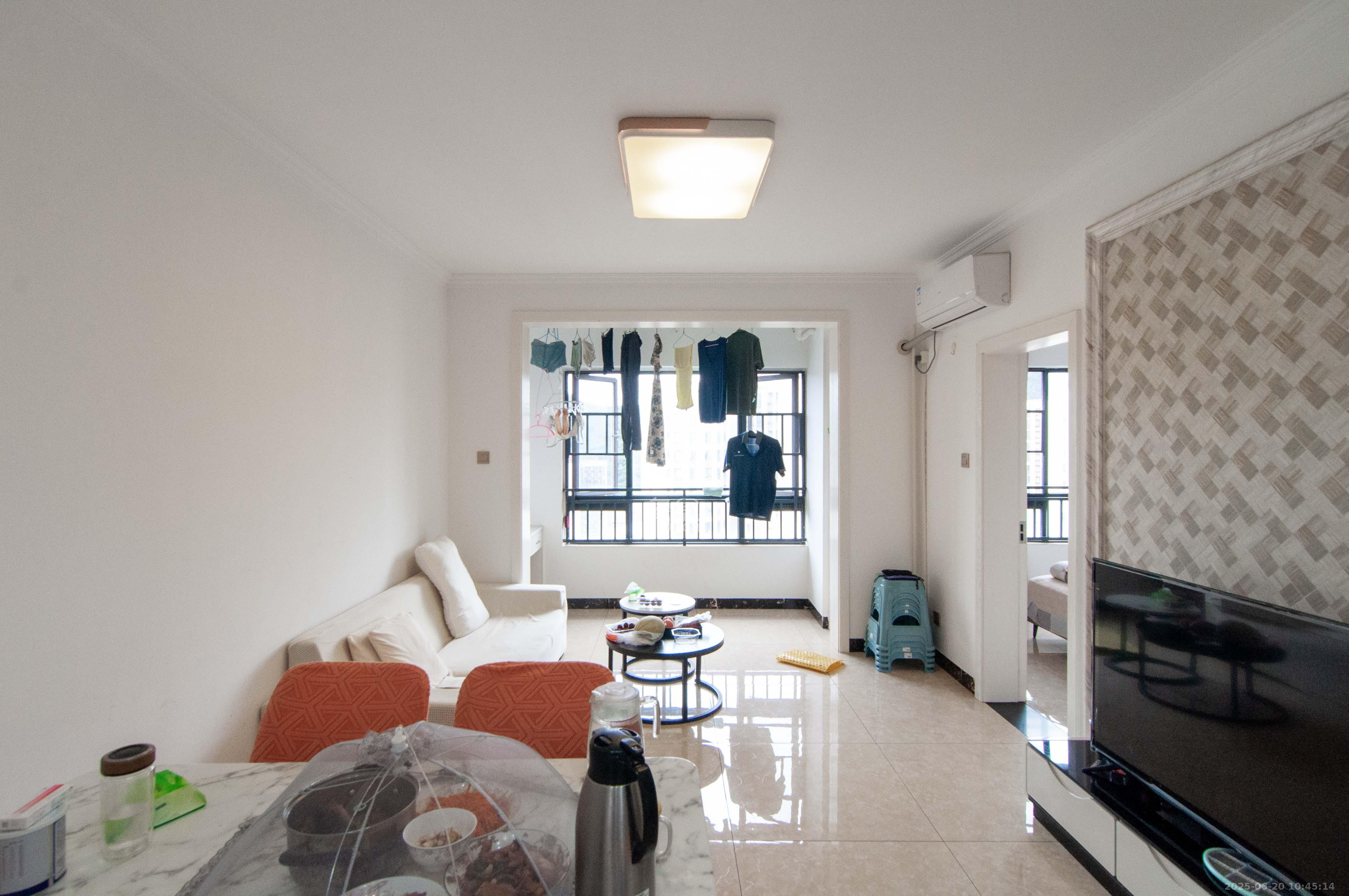 中海梅溪湖壹号 3室2厅1卫 130.0万 中海梅溪湖壹号 3室2厅1卫 130.0万客厅