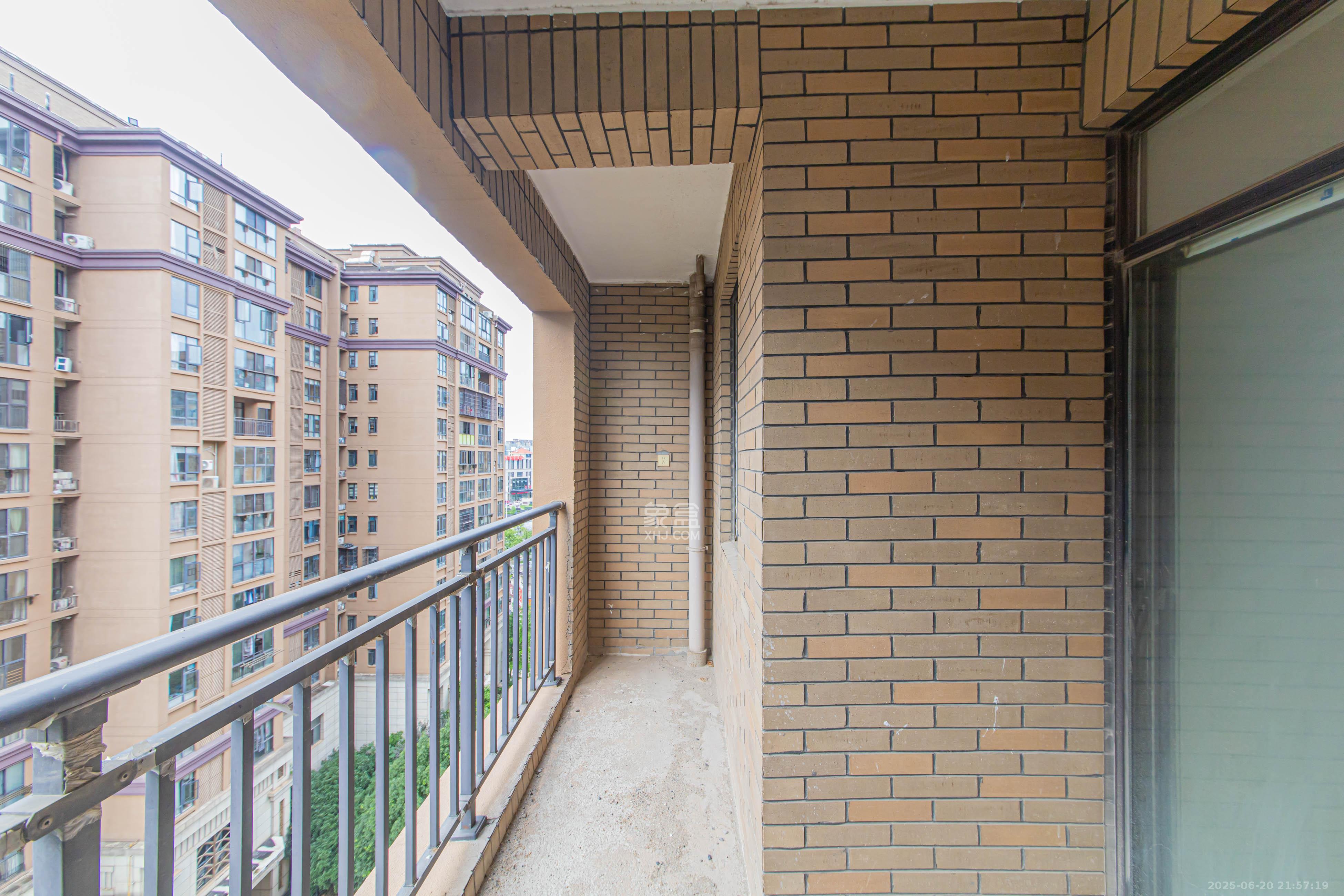 兴汝金城 3室2厅2卫 121.7万 兴汝金城 3室2厅2卫 121.7万阳台