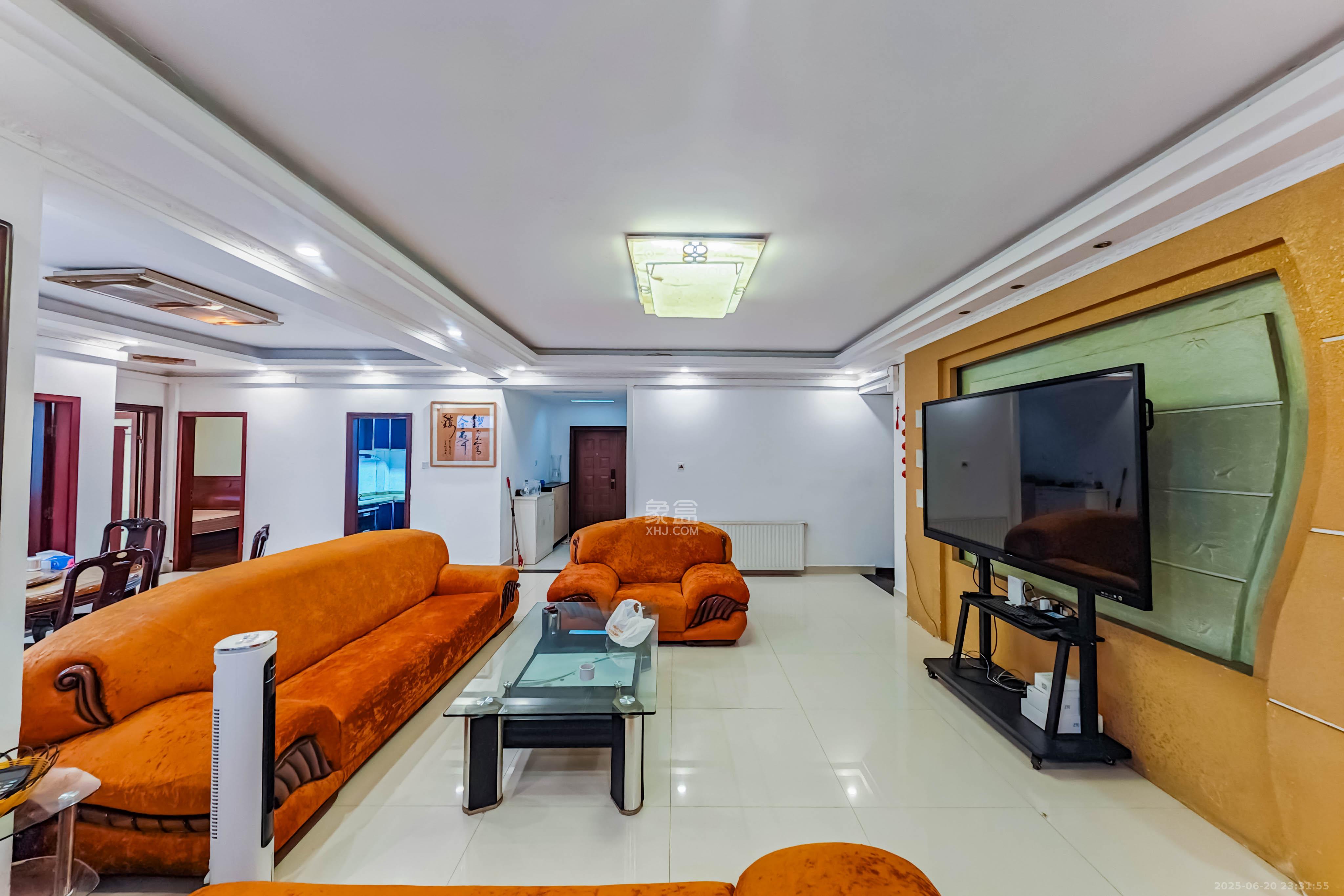 中城丽景香山园 5室3厅2卫 210.0万 中城丽景香山园 5室3厅2卫 210.0万客厅