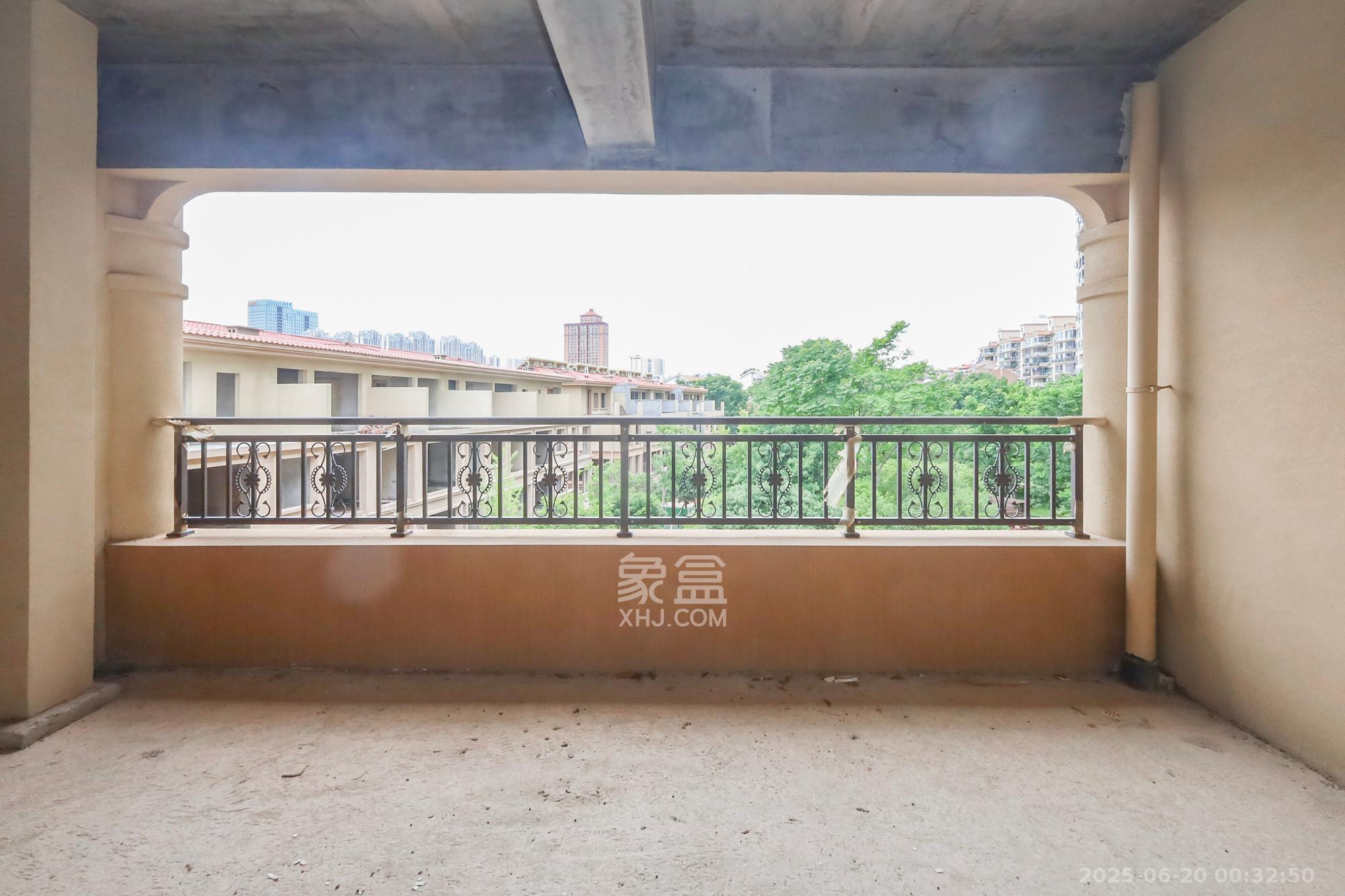 芙蓉别墅山庄(嘉湘华庭)  5室3厅5卫    558.0万 芙蓉别墅山庄(嘉湘华庭)  5室3厅5卫    558.0万阳台