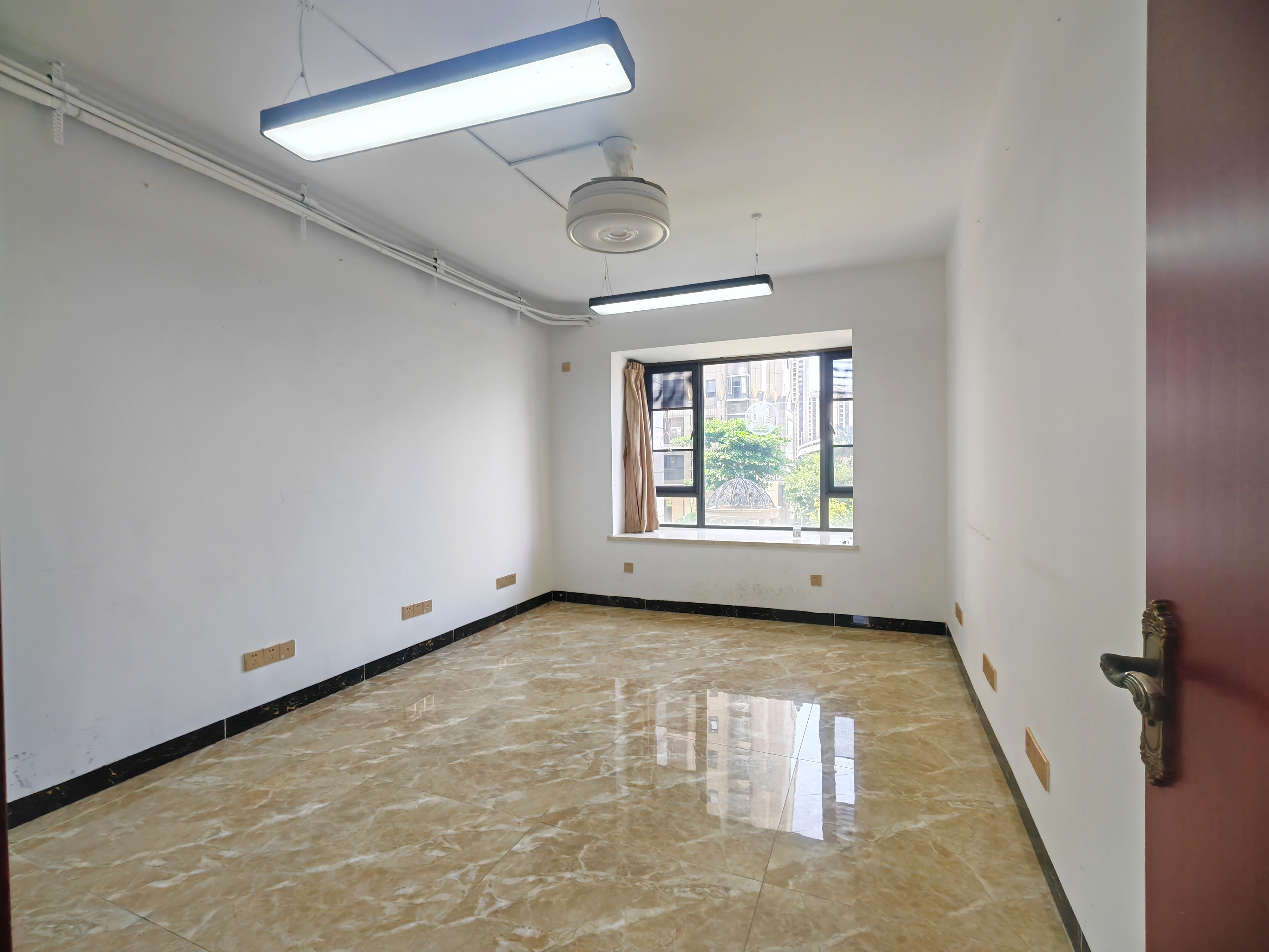 海航豪庭北苑 4室2厅2卫 4500.0元/月 海航豪庭北苑 4室2厅2卫 4500.0元/月室内图