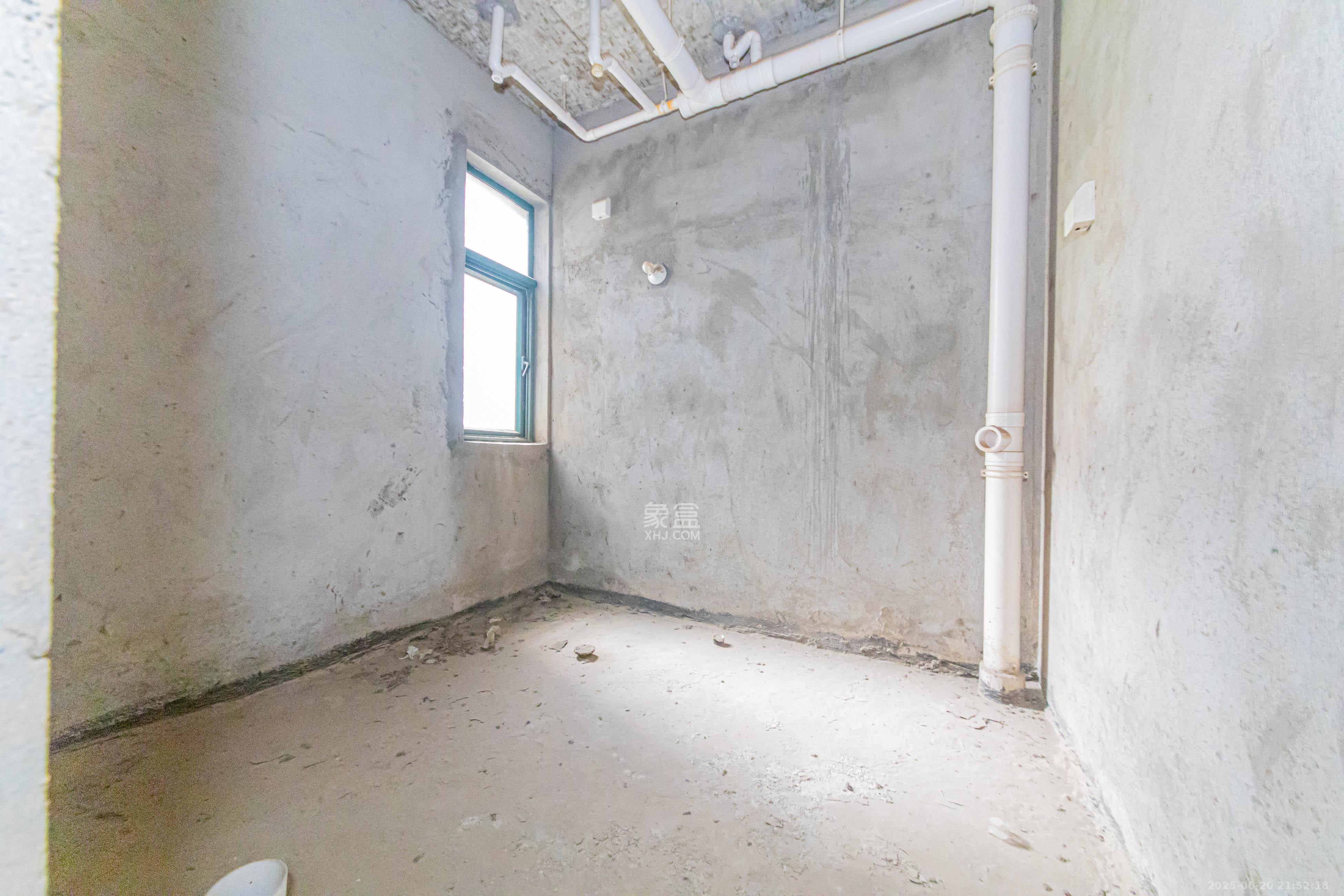 银桂苑  4室2厅2卫    120.0万卫生间