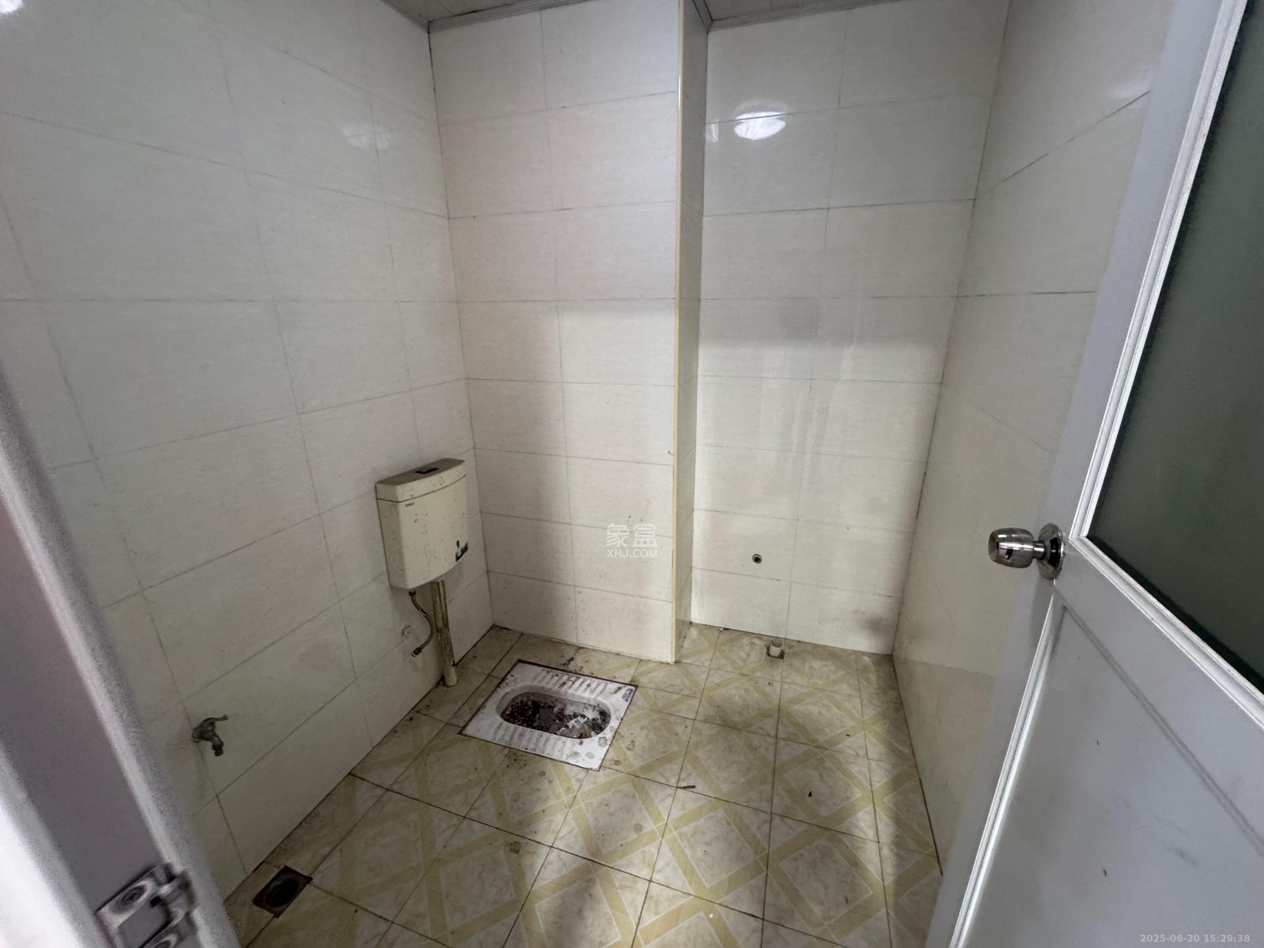 三一街区  4室2厅2卫   2500.00元/月室内图