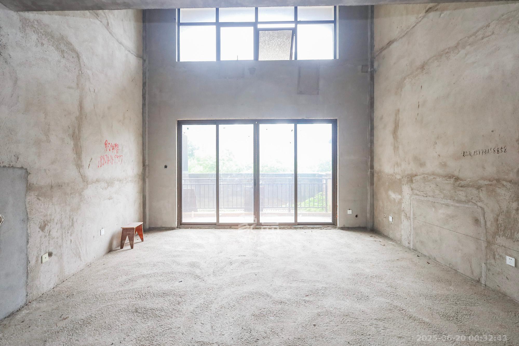 芙蓉别墅山庄(嘉湘华庭)  5室3厅5卫    558.0万 芙蓉别墅山庄(嘉湘华庭)  5室3厅5卫    558.0万客厅