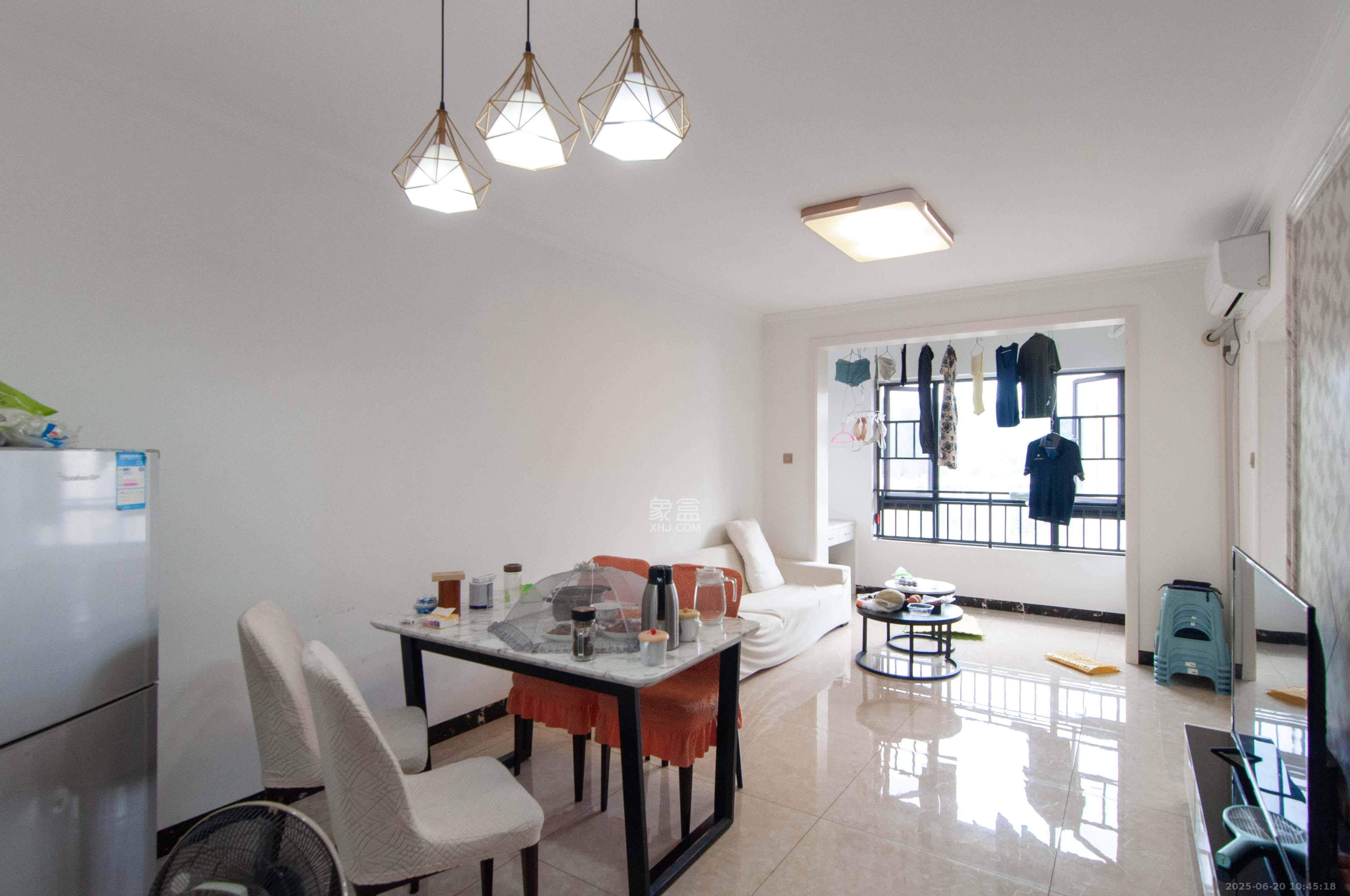 中海梅溪湖壹号 3室2厅1卫 130.0万 中海梅溪湖壹号 3室2厅1卫 130.0万客厅