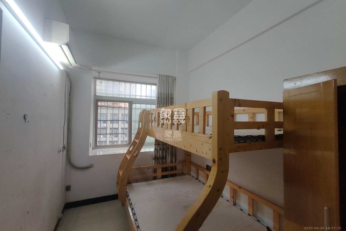 骑龙安置小区 4室1厅1卫 1300.0元/月 骑龙安置小区 4室1厅1卫 1300.0元/月室内图