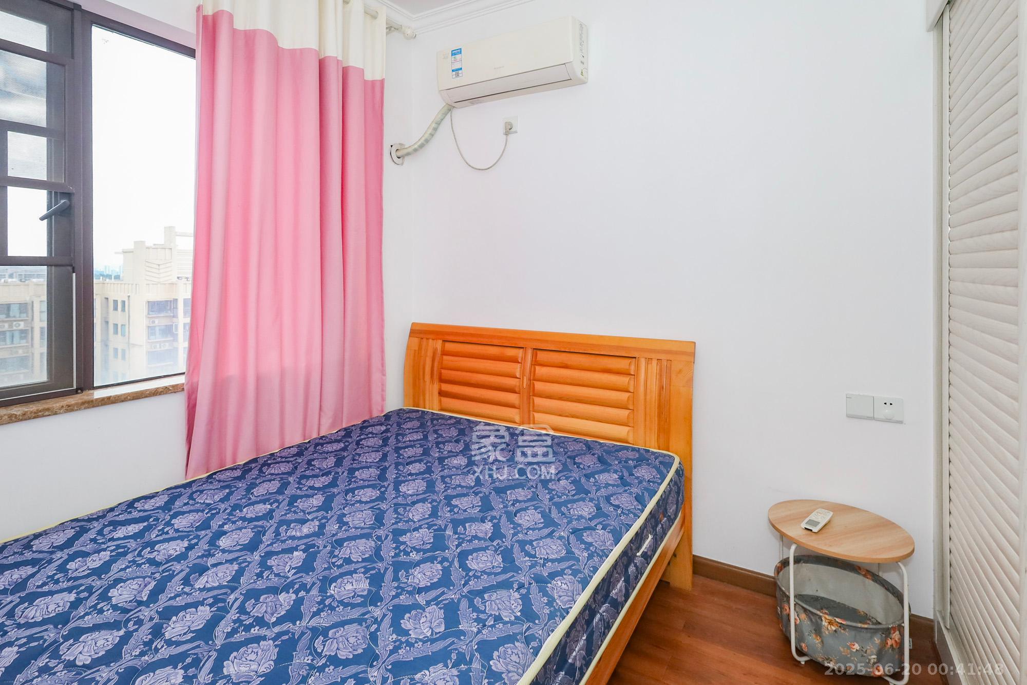 钰龙天下二期(钰龙佳园)  4室2厅2卫    300.0万 钰龙天下二期(钰龙佳园)  4室2厅2卫    300.0万卧室